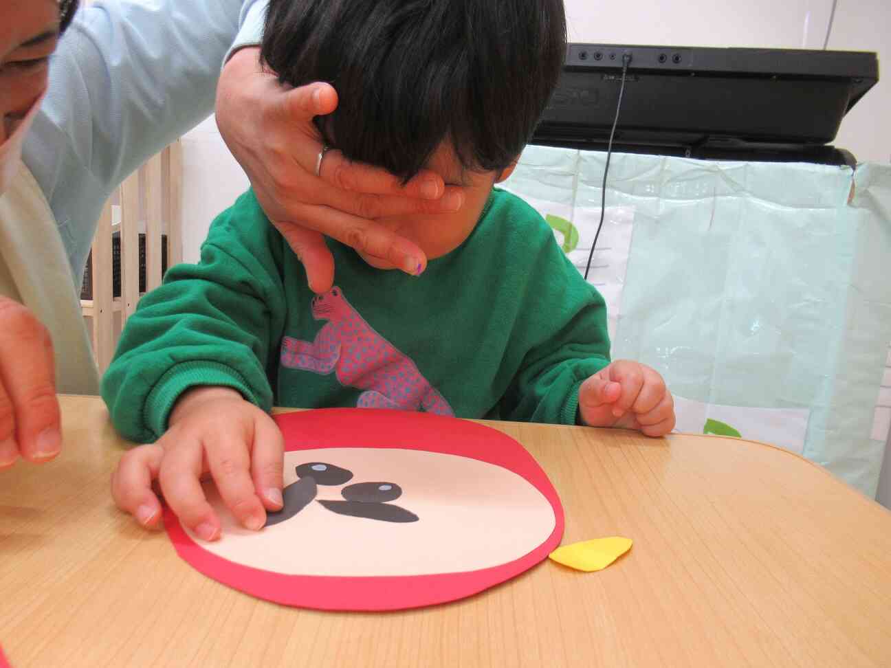 バンダナを拒む子には、保育者の手で楽しく目隠しをしてみましたよ。