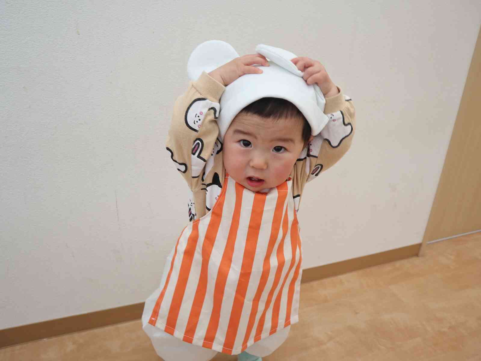 これは私の帽子よー！返さないもん！