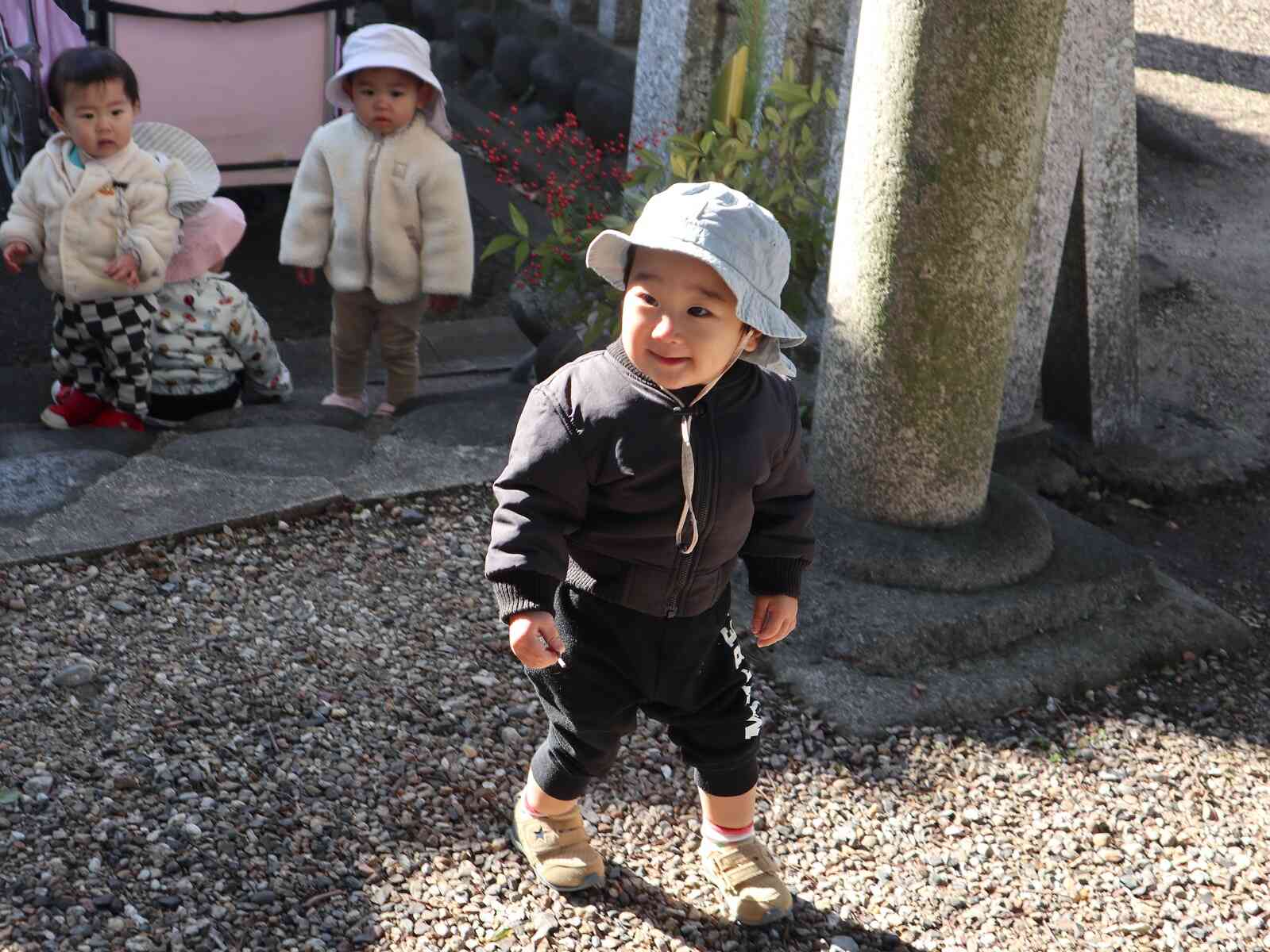 先頭を切って探索！こま犬さんを発見！「みにいくよー」