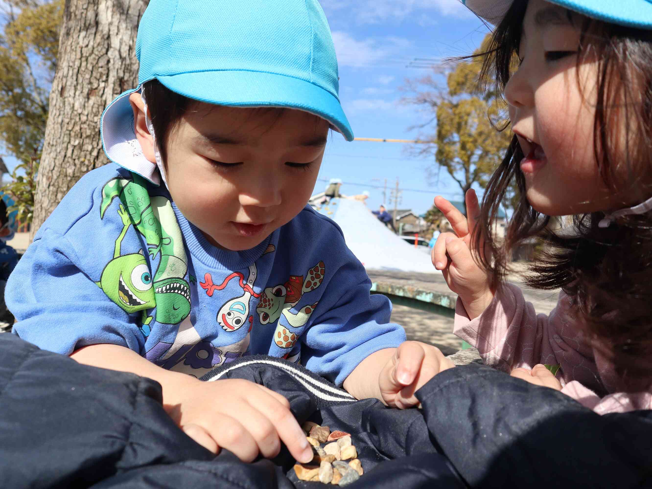 石をいちごに見立てて「いらっしゃいませ～」