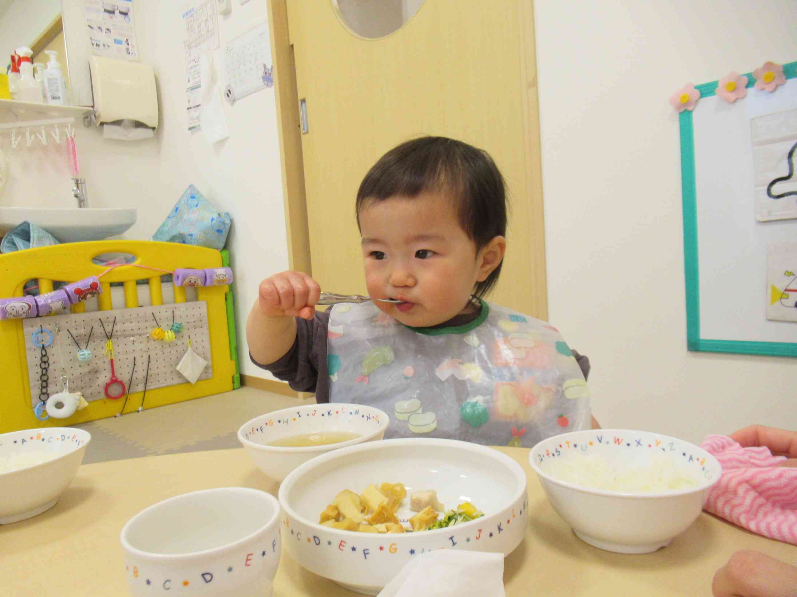お給食が上手に食べられるようになったよ！（ひよこ組・０歳児）②