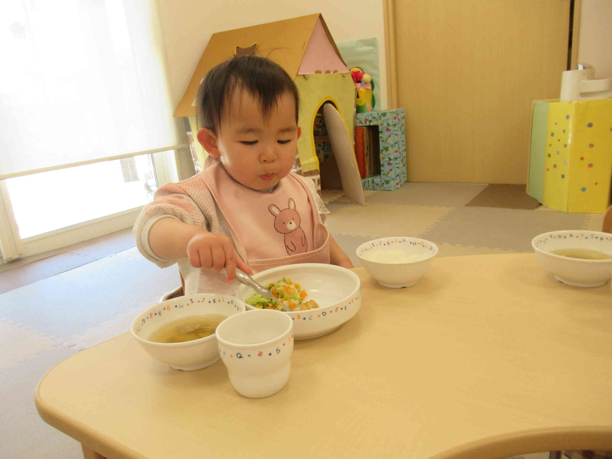 お給食が上手に食べられるようになったよ！（ひよこ組・0歳児）①