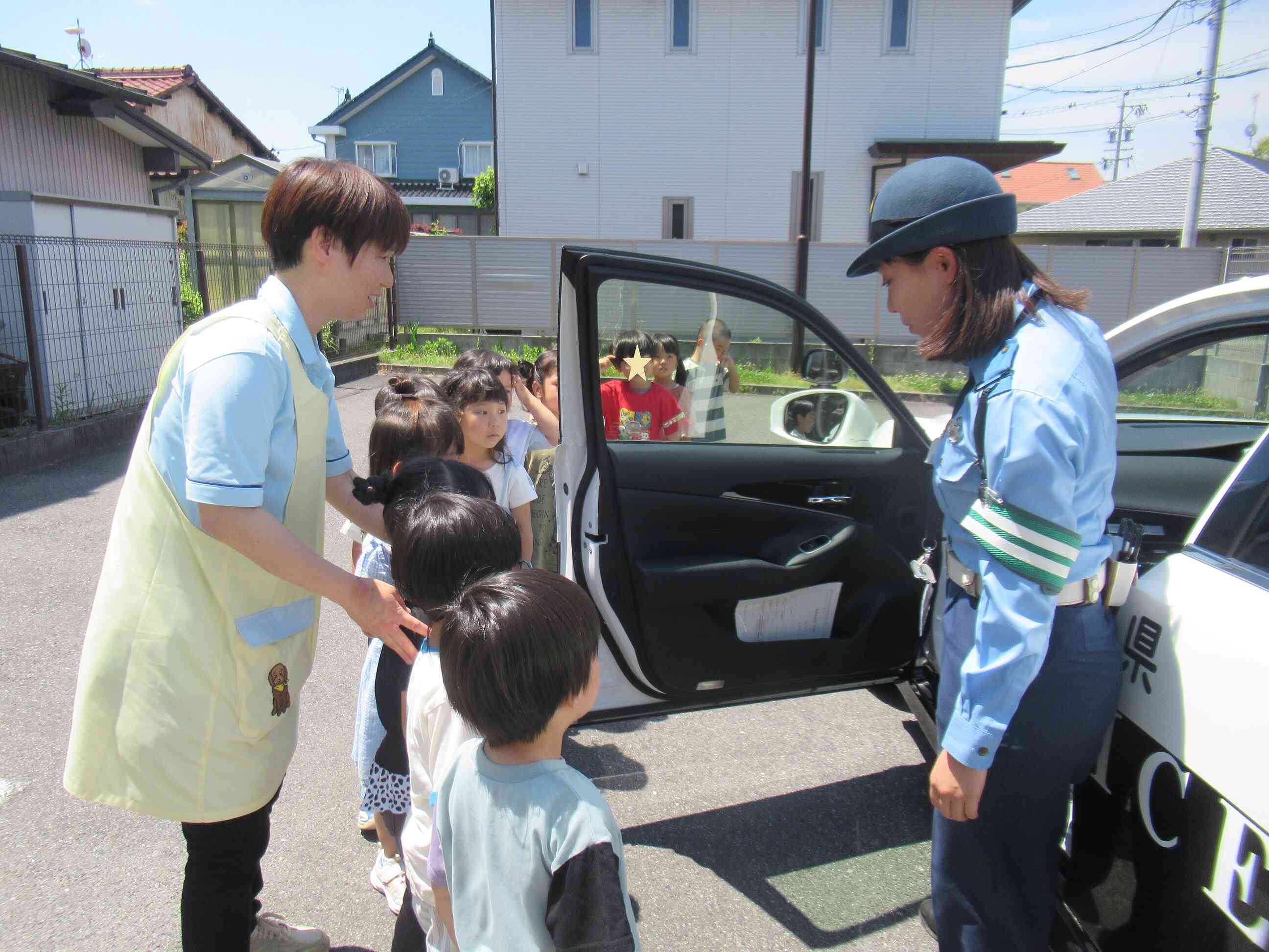 保育園にパトカー登場！