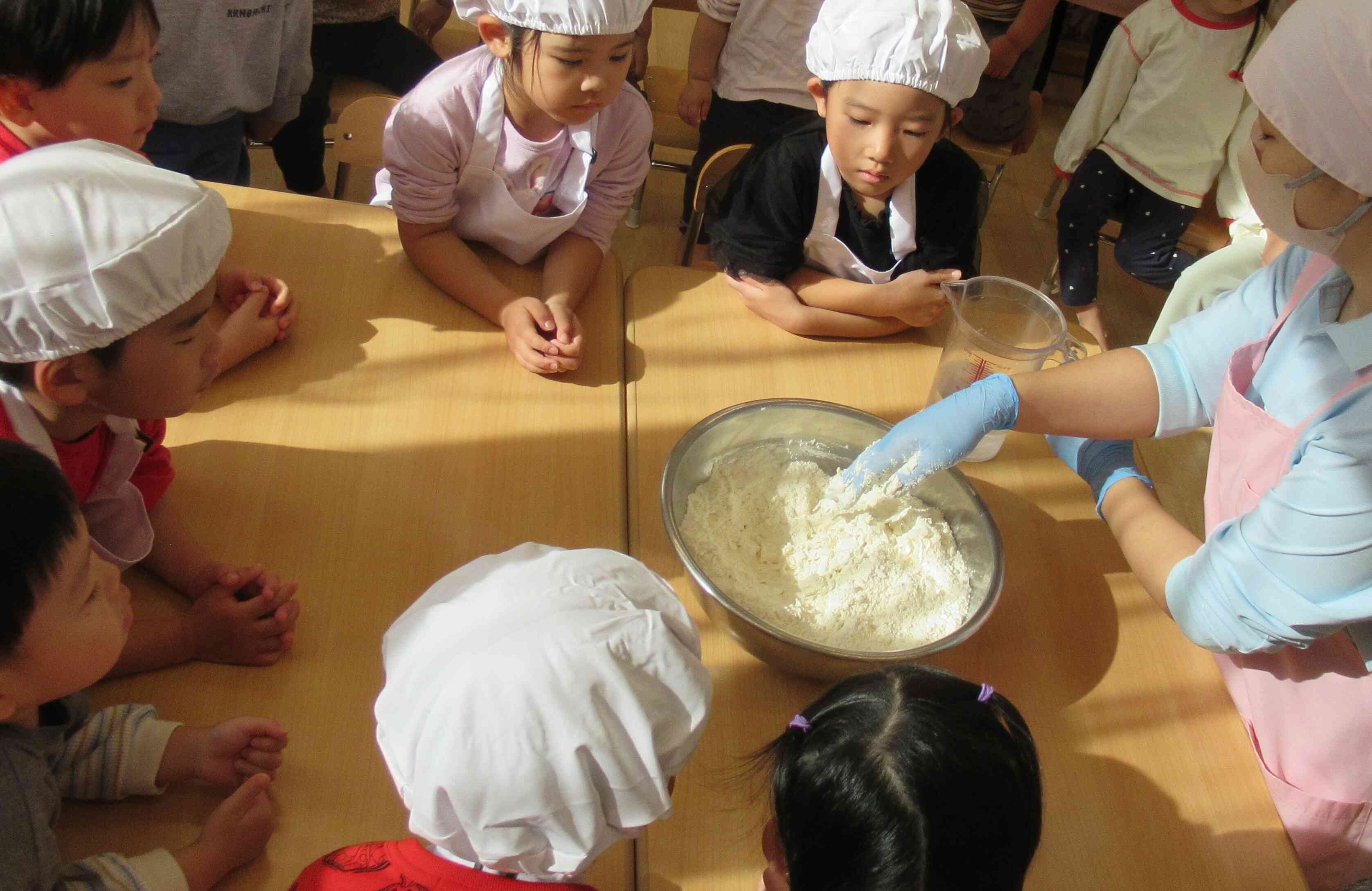 うどん作りに挑戦～幼児クラス・２歳児クラス編～