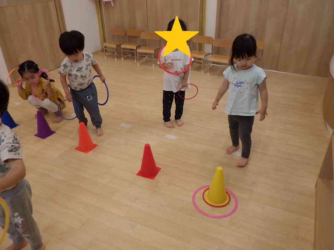 輪投げに挑戦！～２・３歳児クラス～