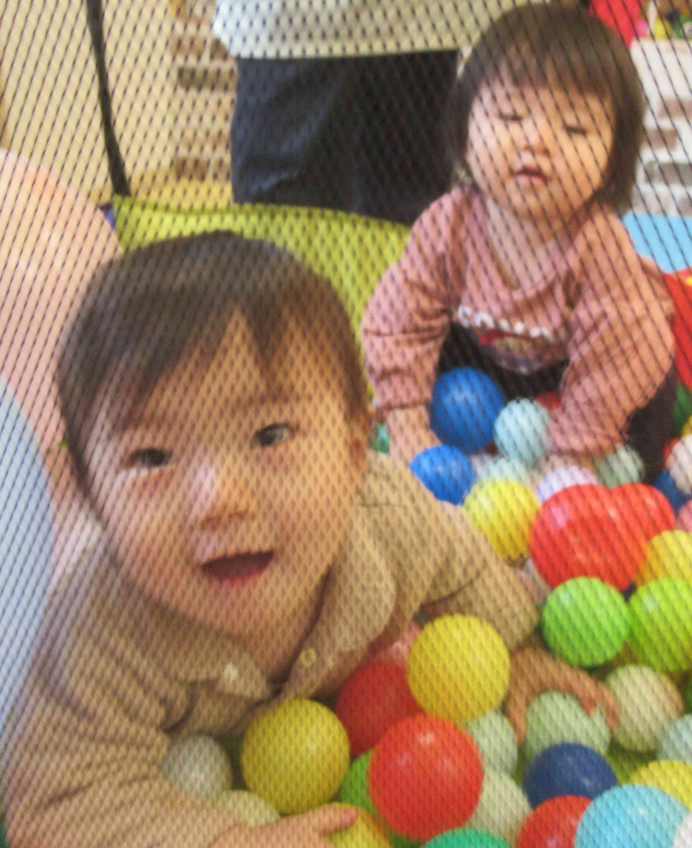 ボールプール楽しいね♪