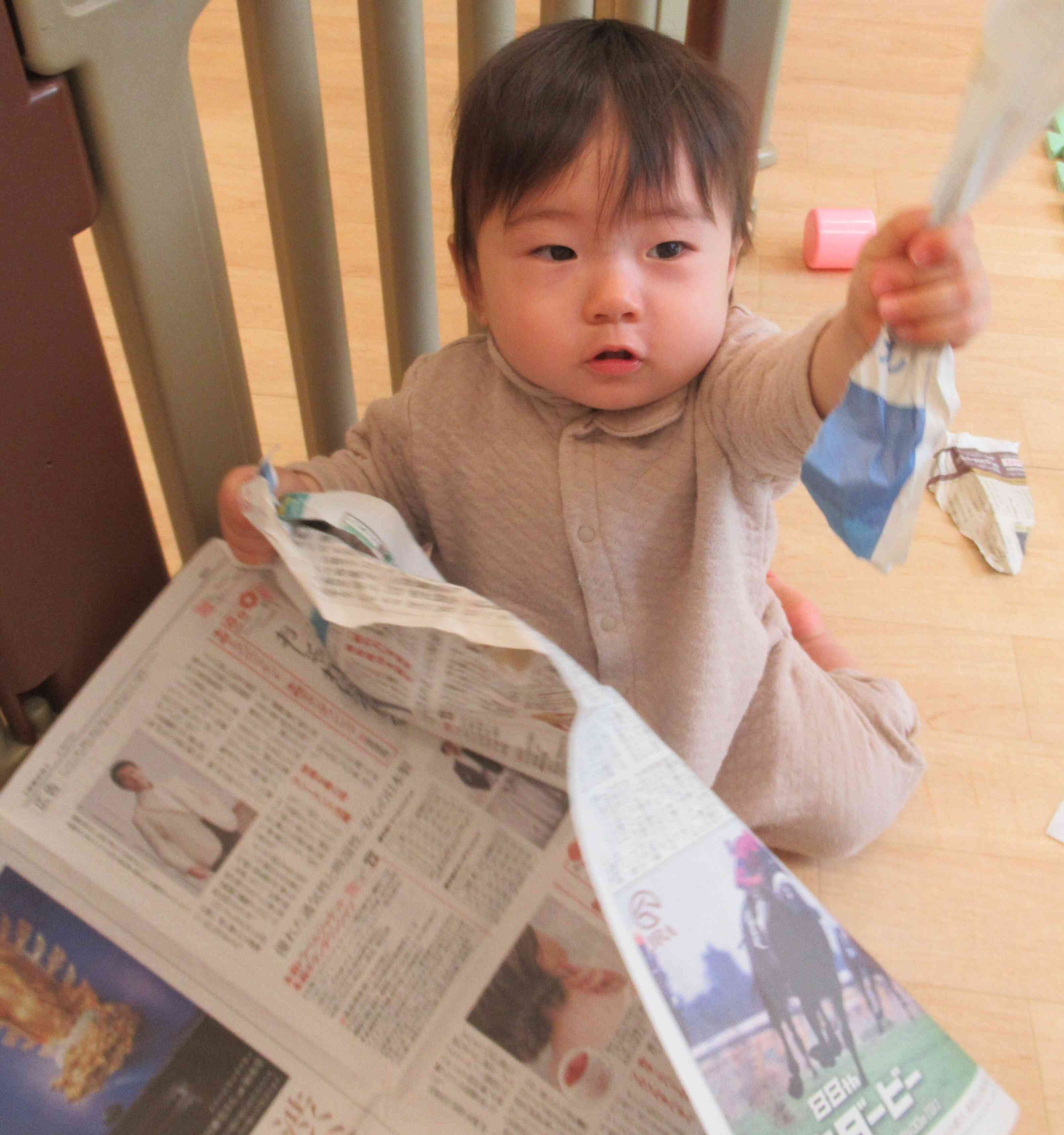 ０歳児クラスで新聞紙遊び☆