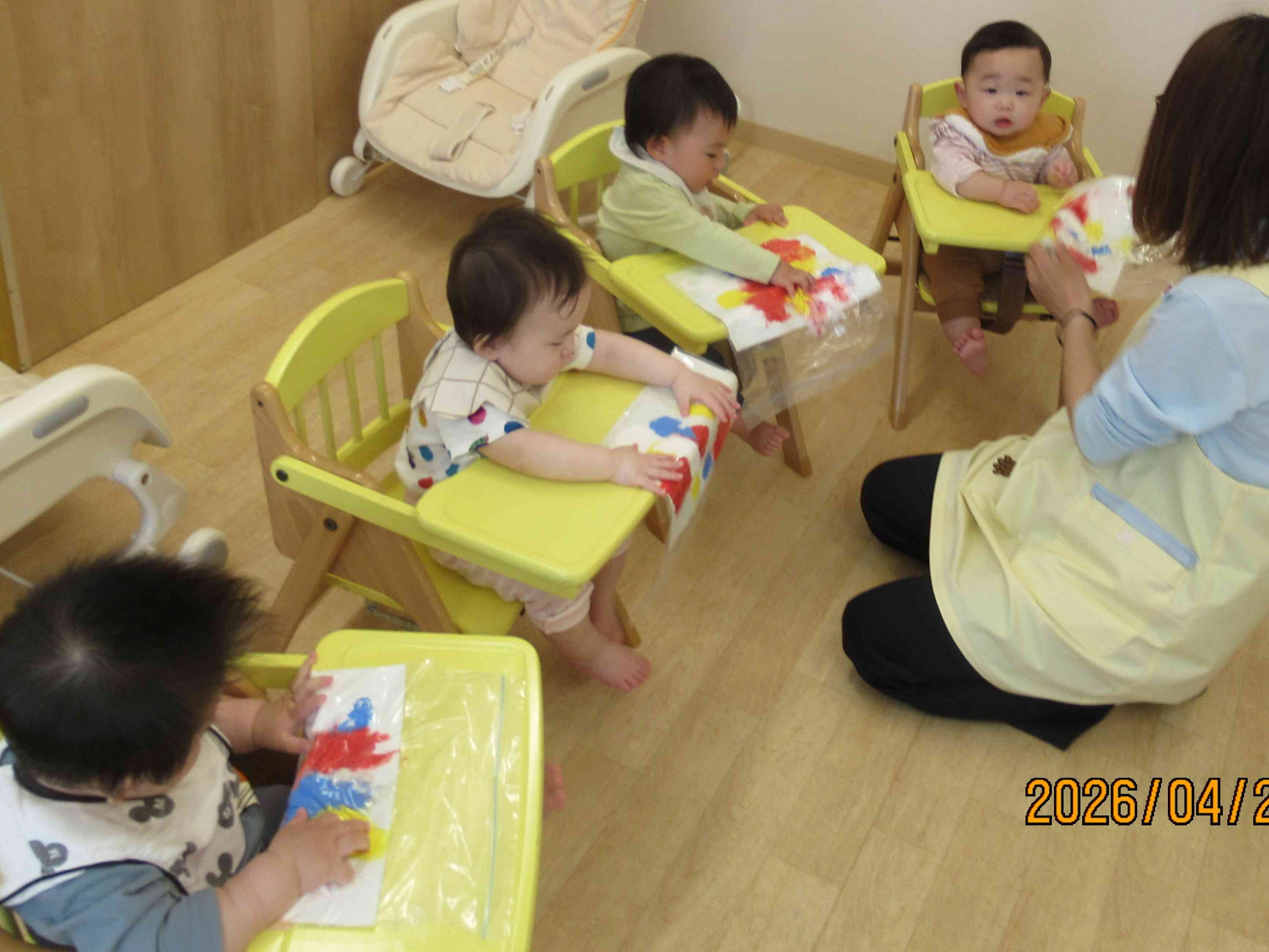 絵具の感触遊び♬～０歳児～