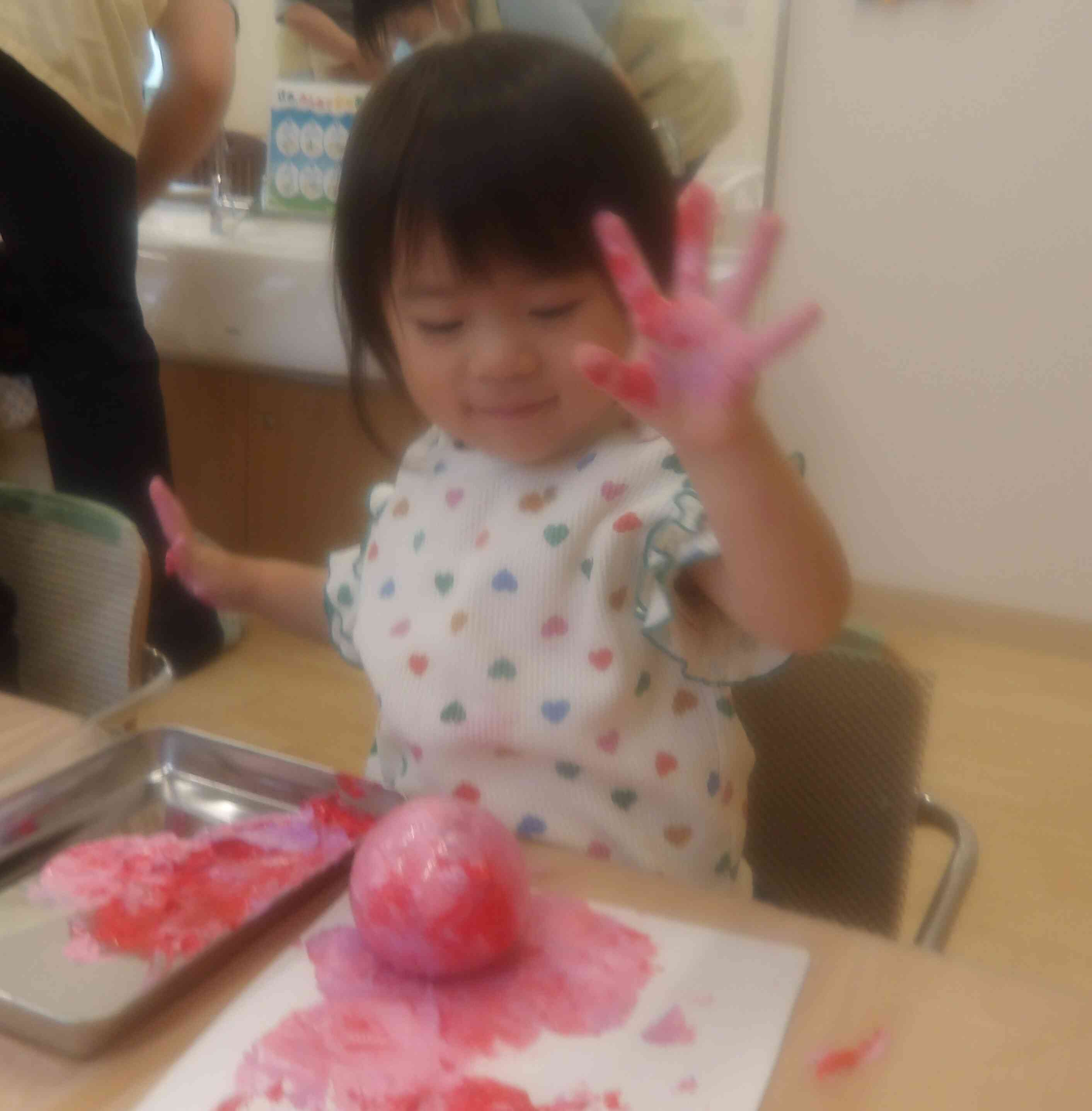水風船で絵具遊び！～1歳児～