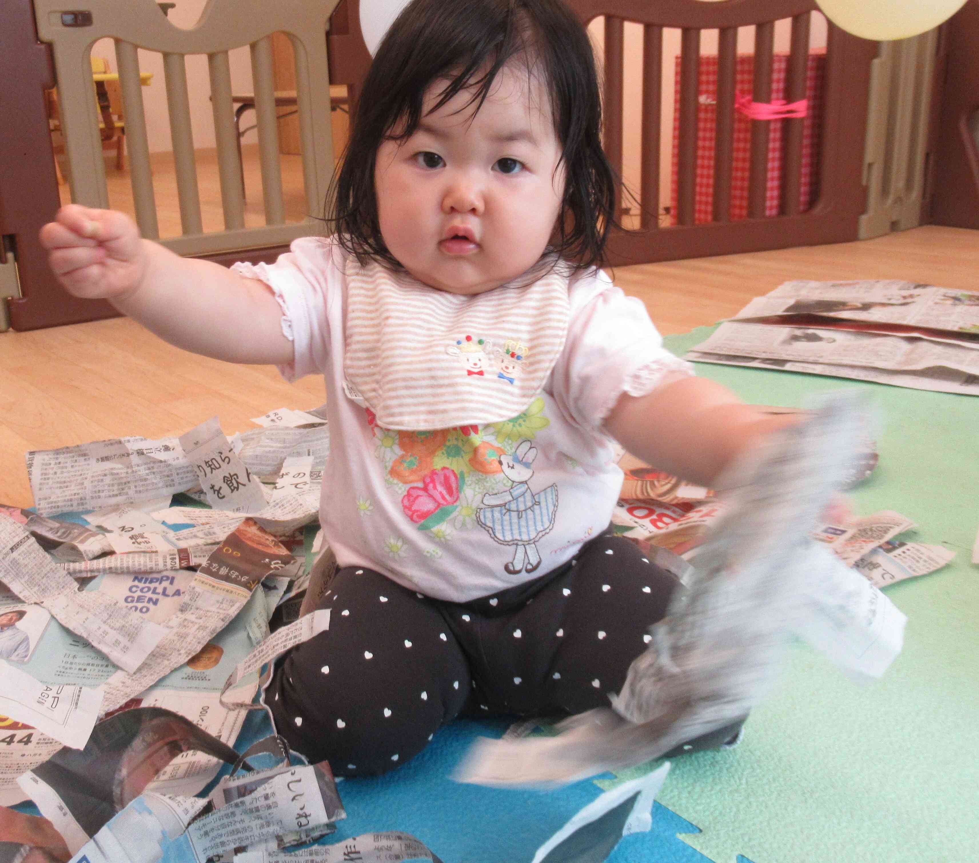 新聞紙遊び～０歳児～