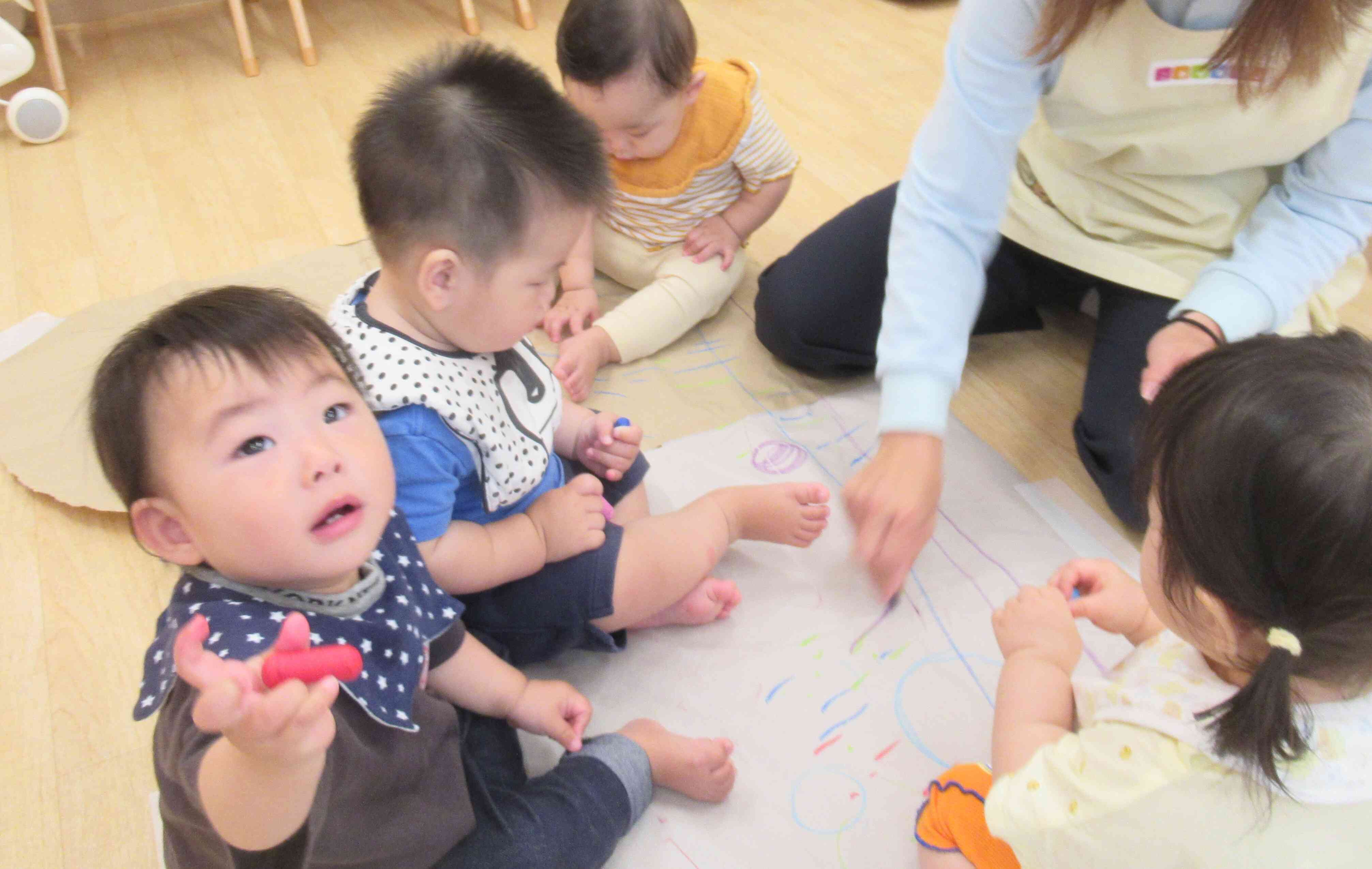 初めてのクレヨン♪～０歳児～