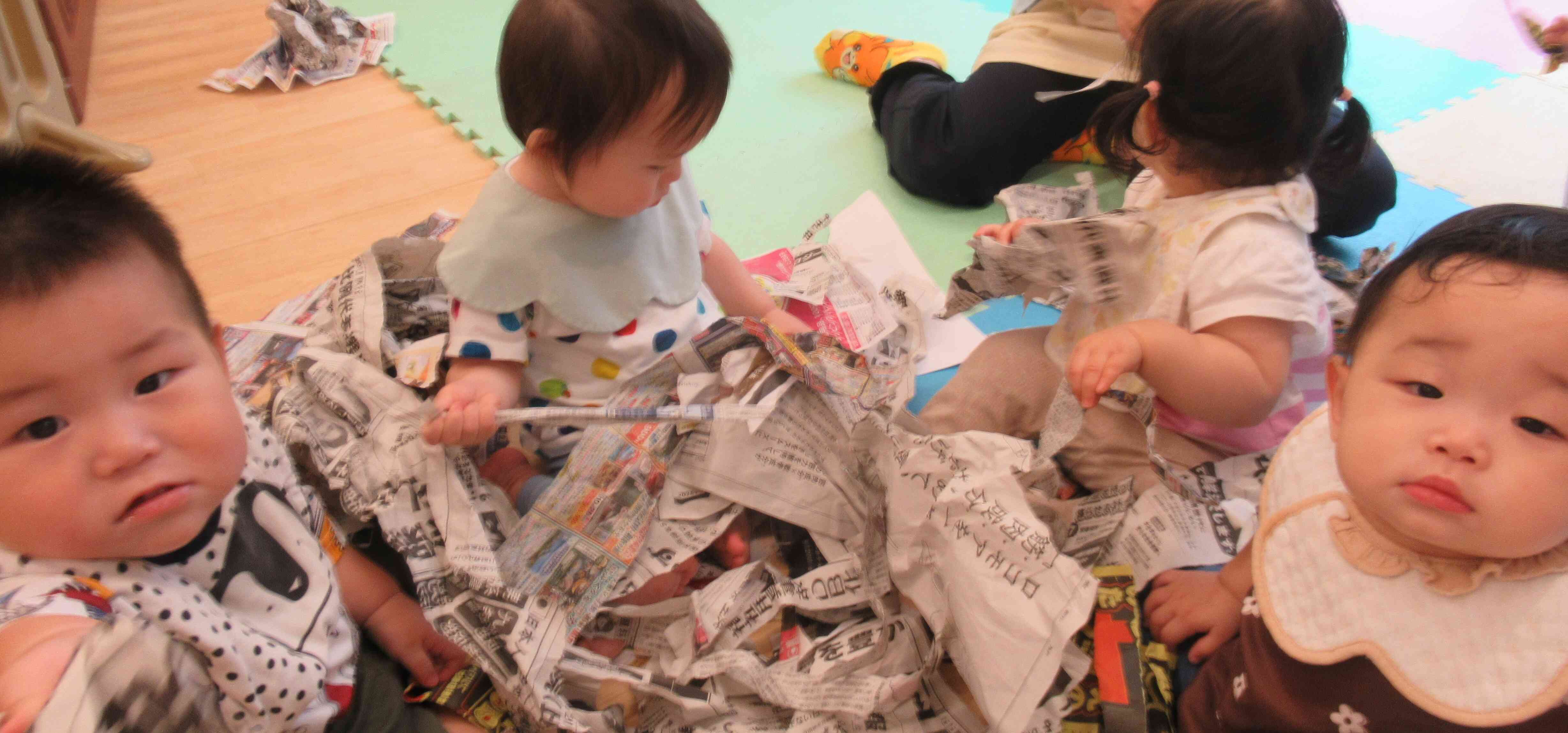 新聞紙遊び～０歳児～