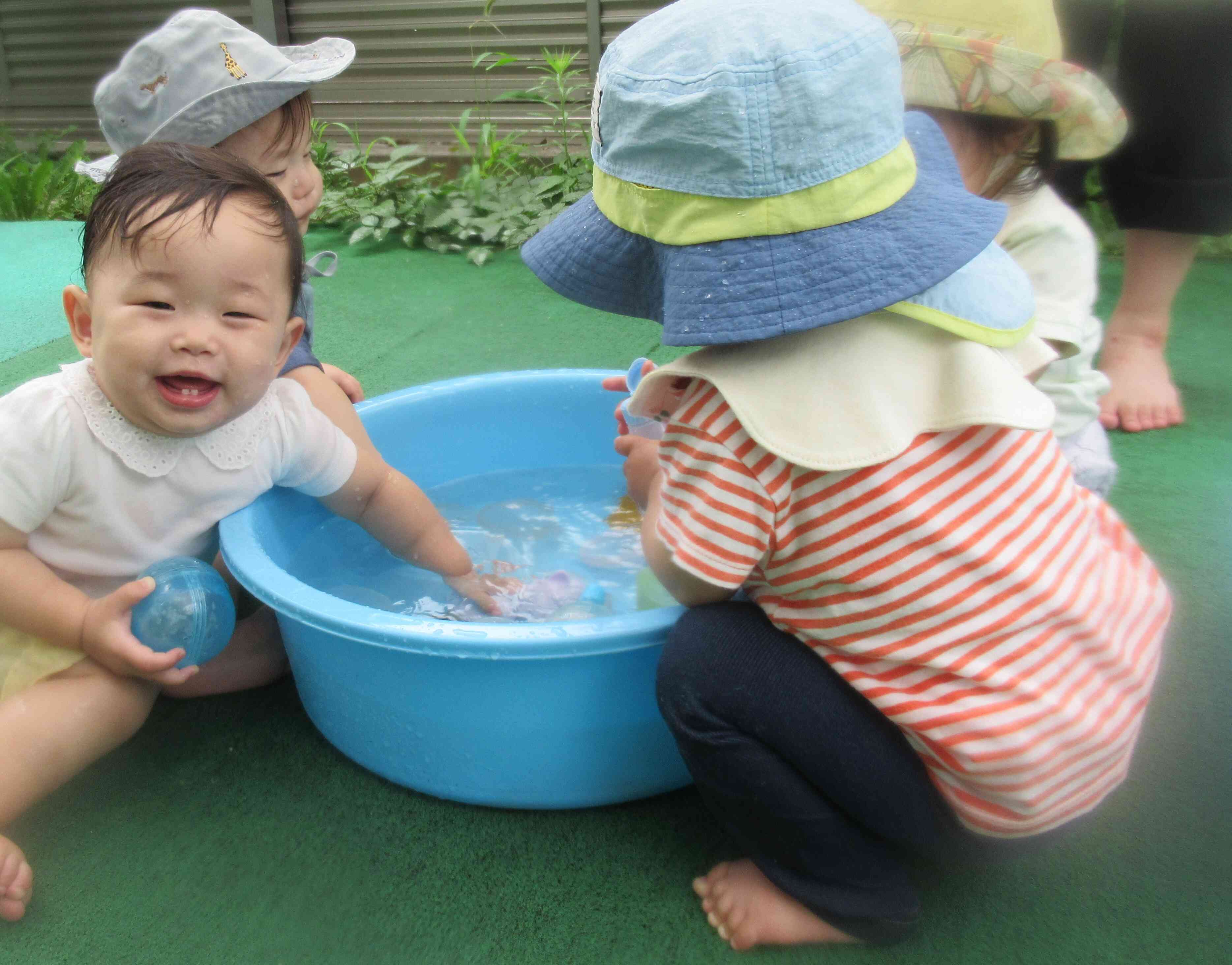 水遊び楽しいね♪～０歳児～
