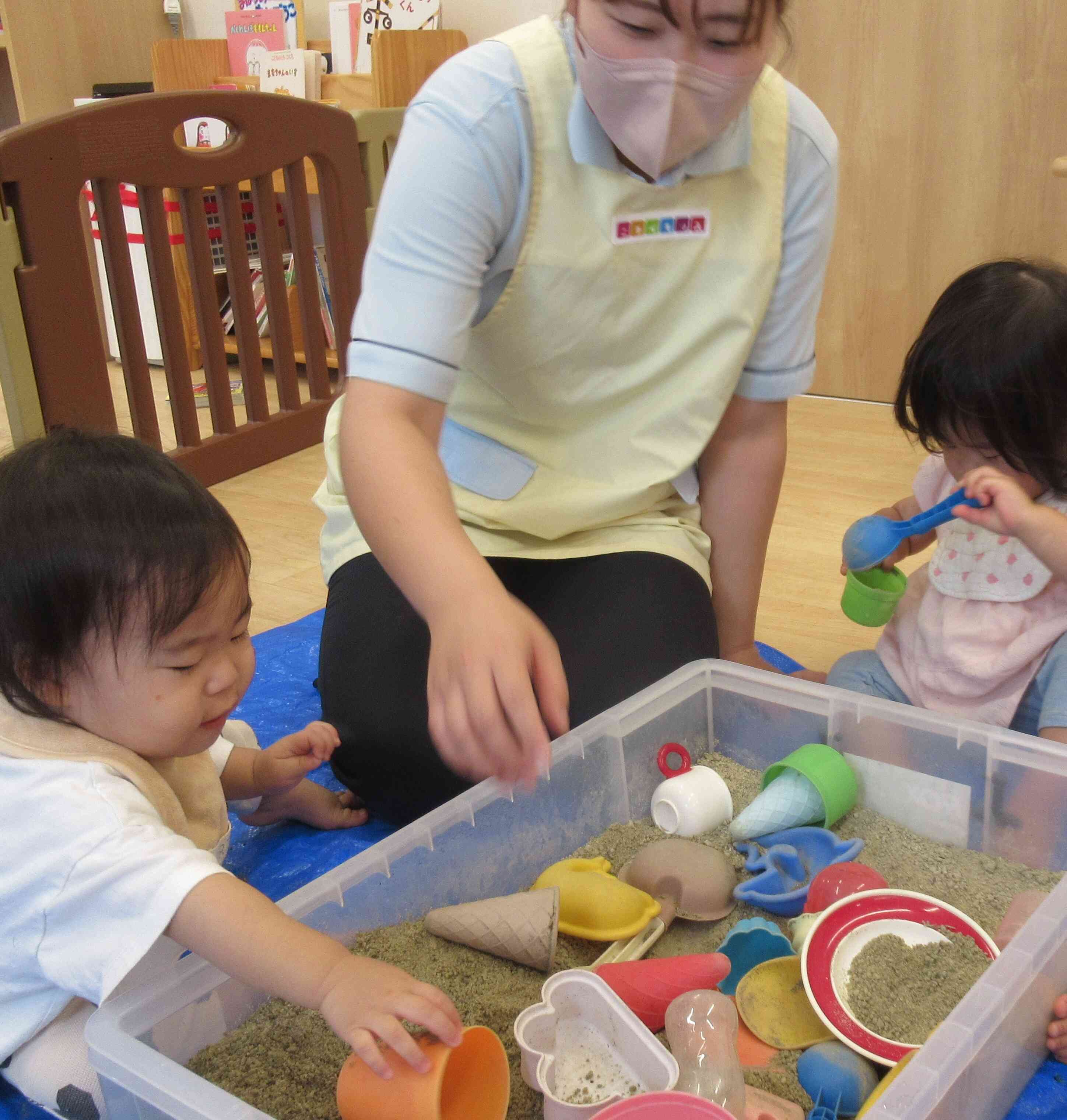 室内で砂遊び☆～0、1歳児～