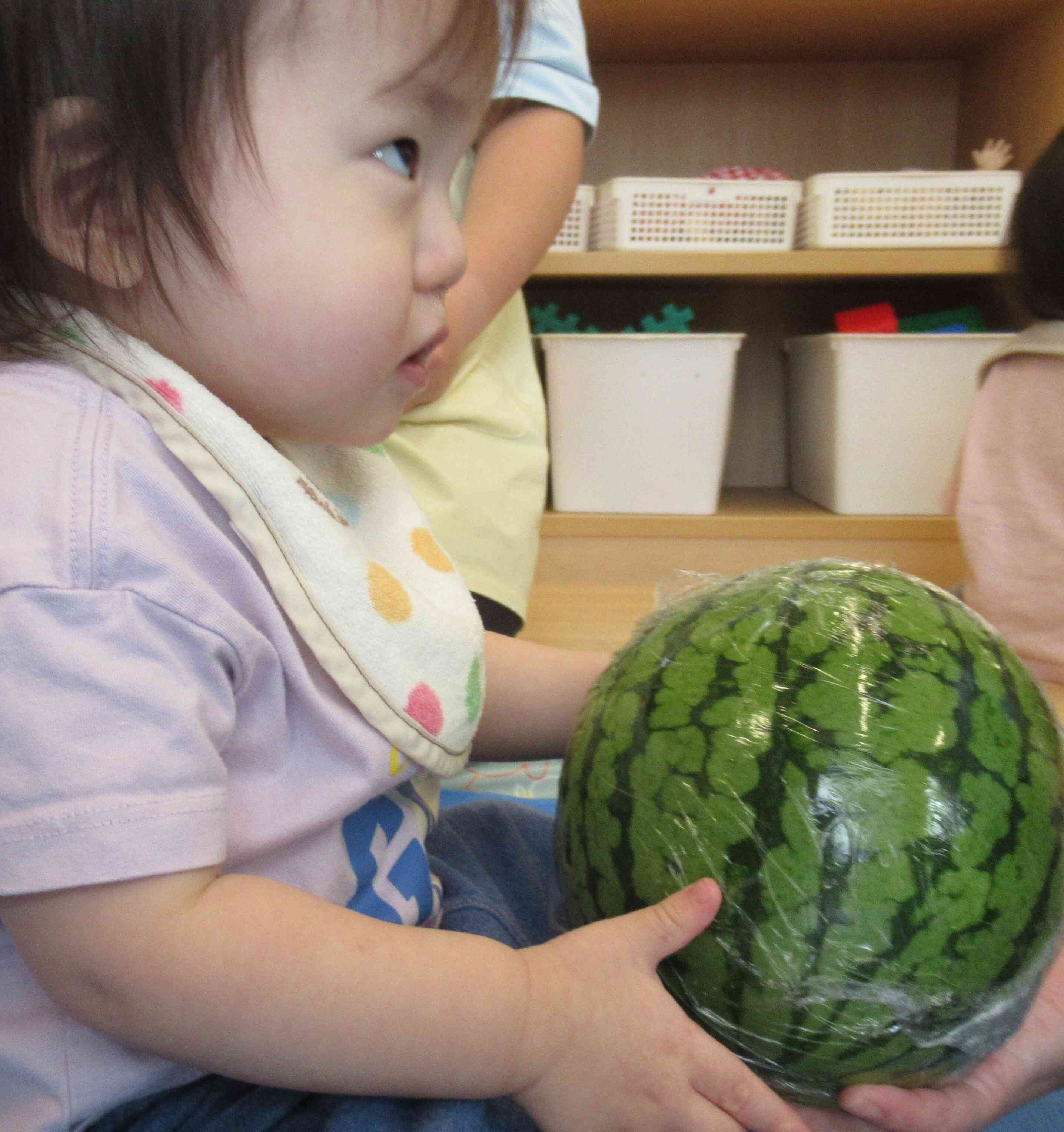 食育～丸ごとスイカを触ってみよう～0,1歳児☆