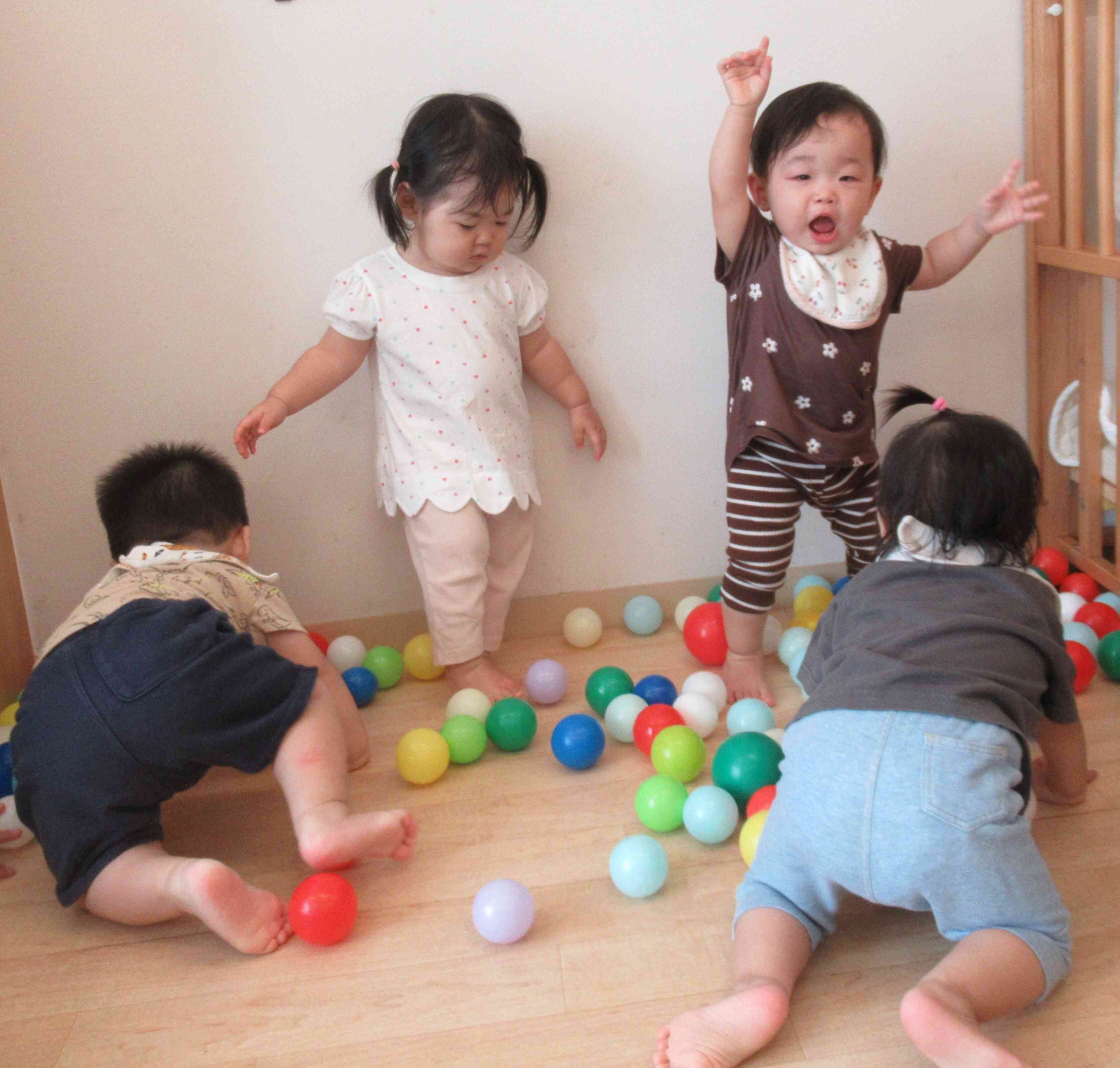 カラーボール遊び♬～０歳児～