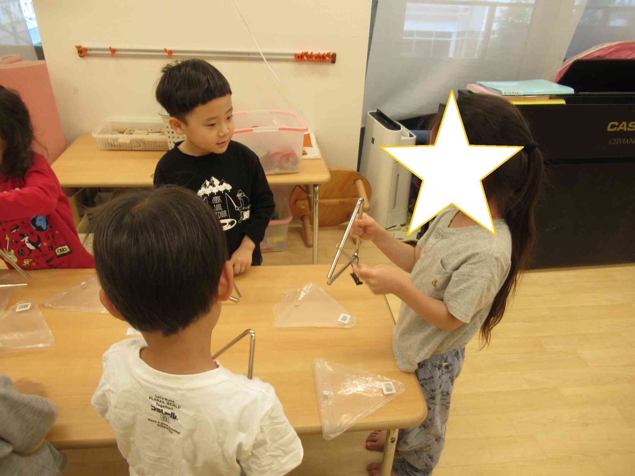 「手でもったら音が鳴らないよ！」とお友だちに大発見を伝えています♪