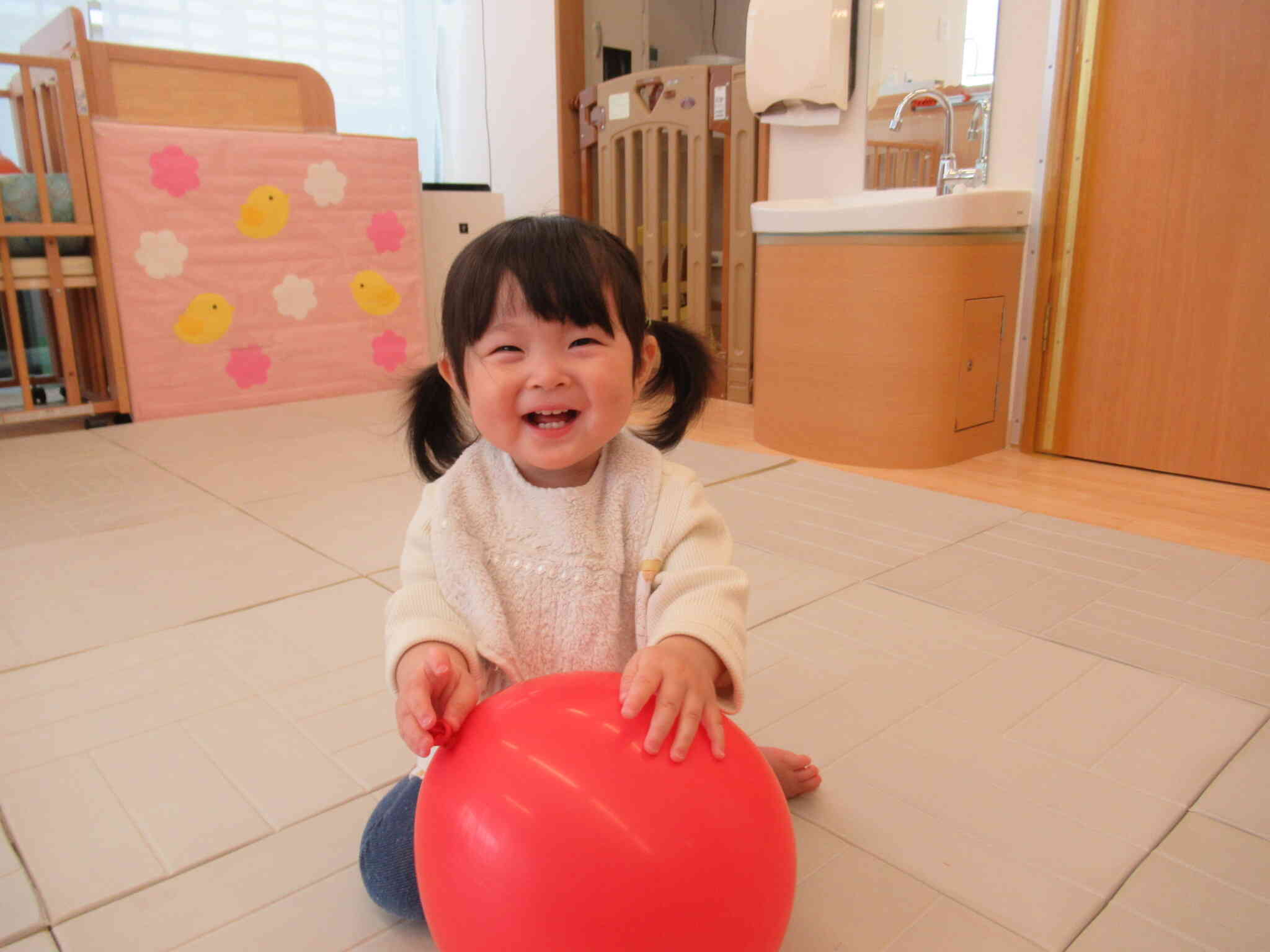 風船遊びたのしいね！好きな色が増えたお友達です♪