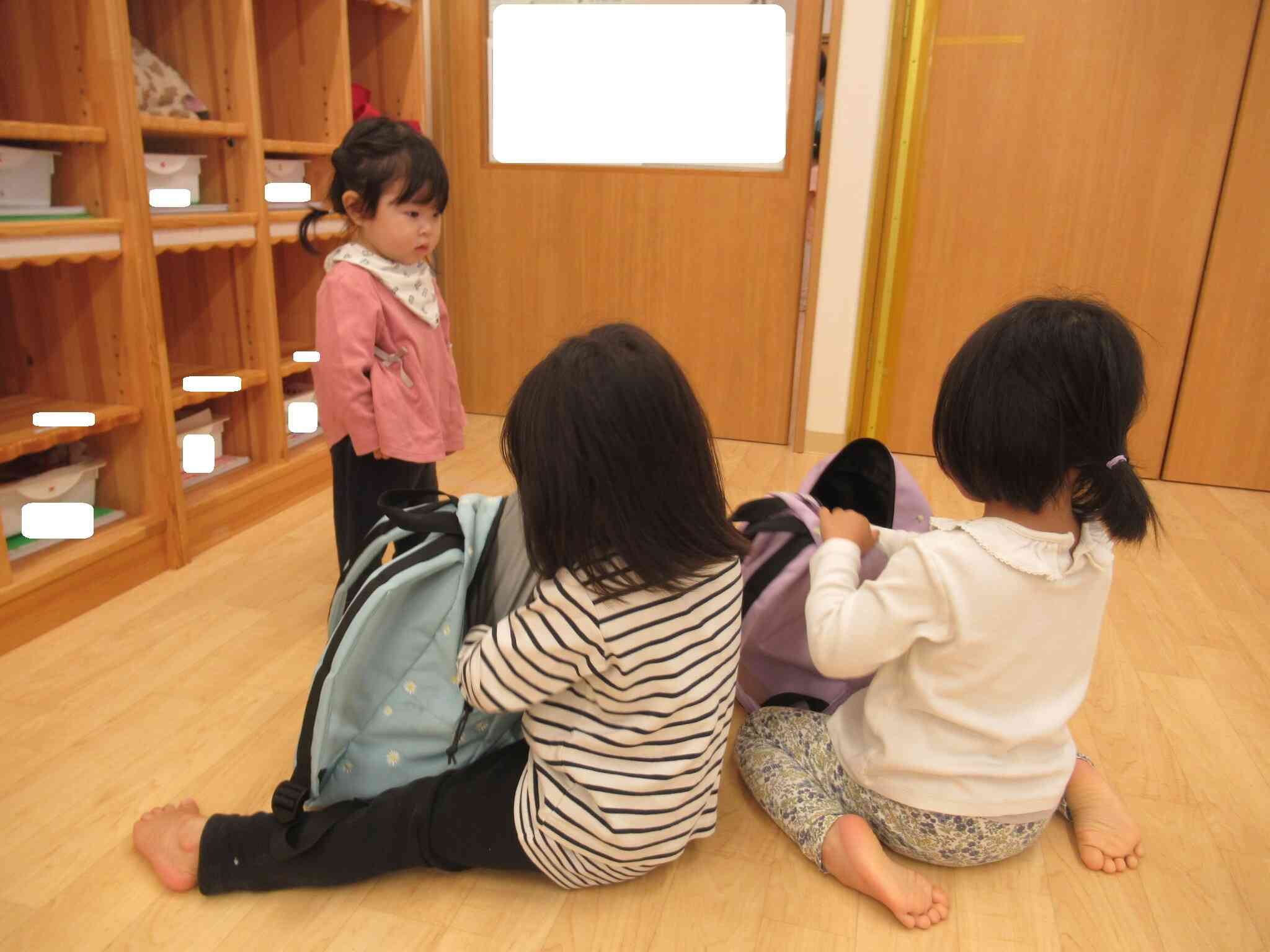 おねえさんたちは何をしているのかな？と興味津々なお友達