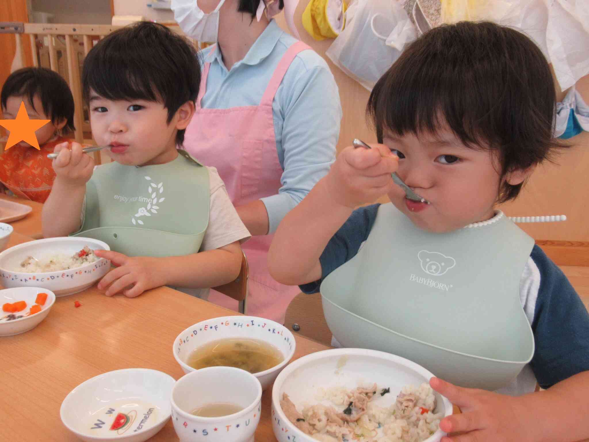 乳児組　給食の様子