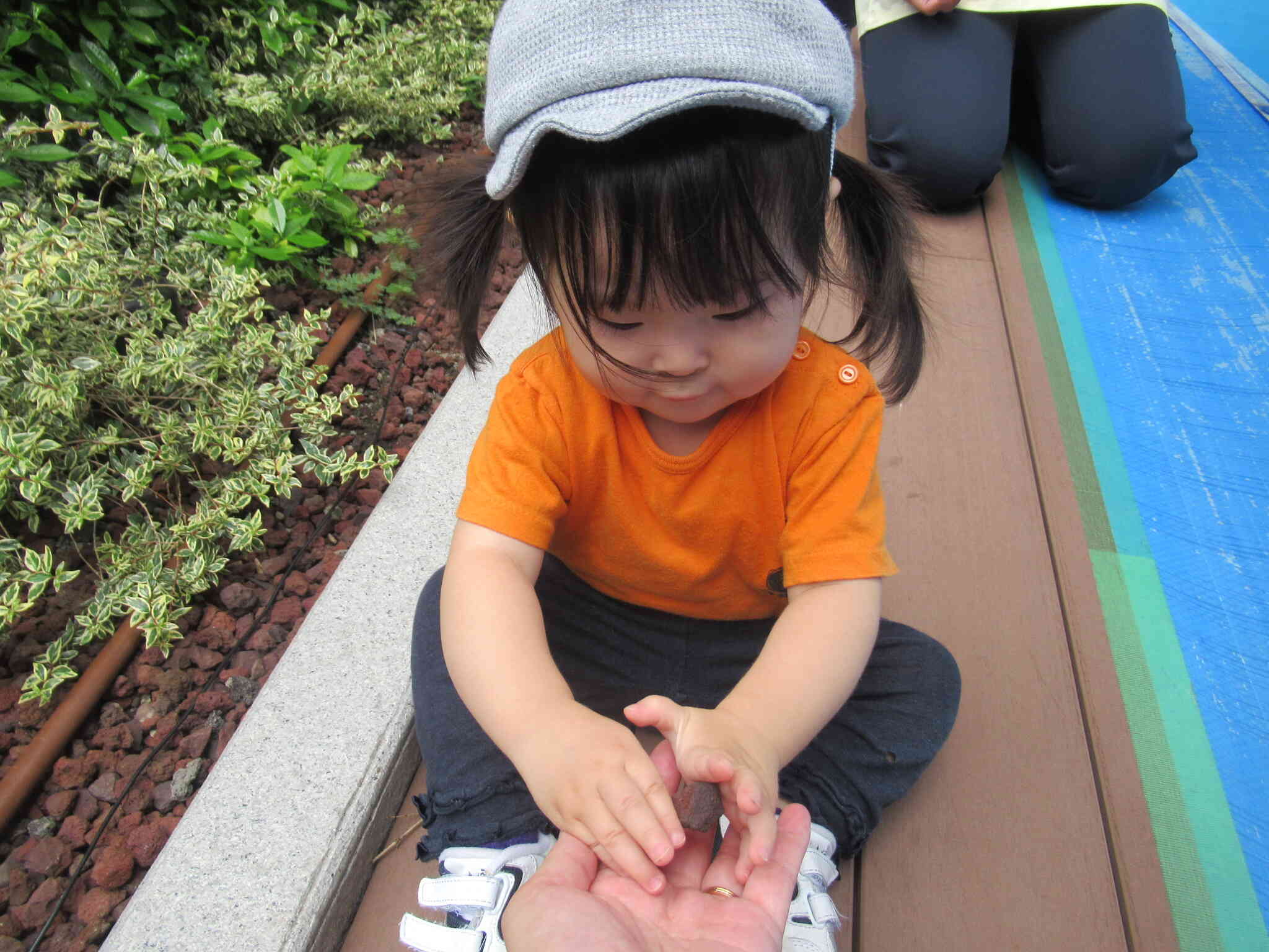 先生に石をプレゼント♪