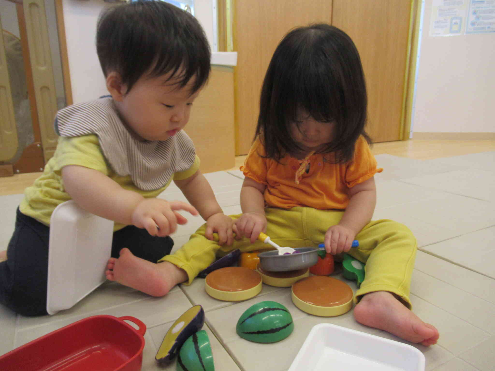 お友達が遊んでいるのが気になって近づくお友達