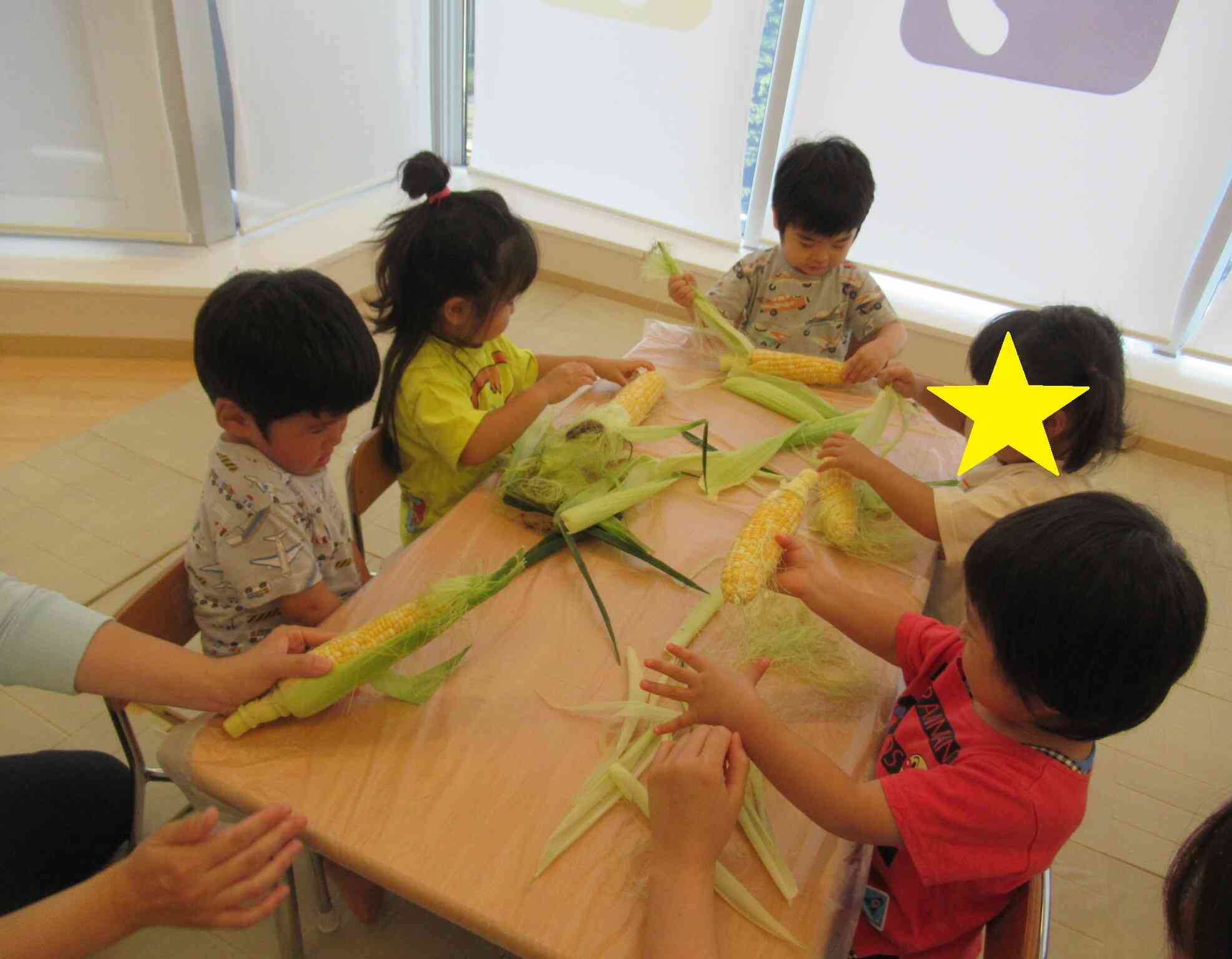 とうもろこしの皮むき【0～2歳児】