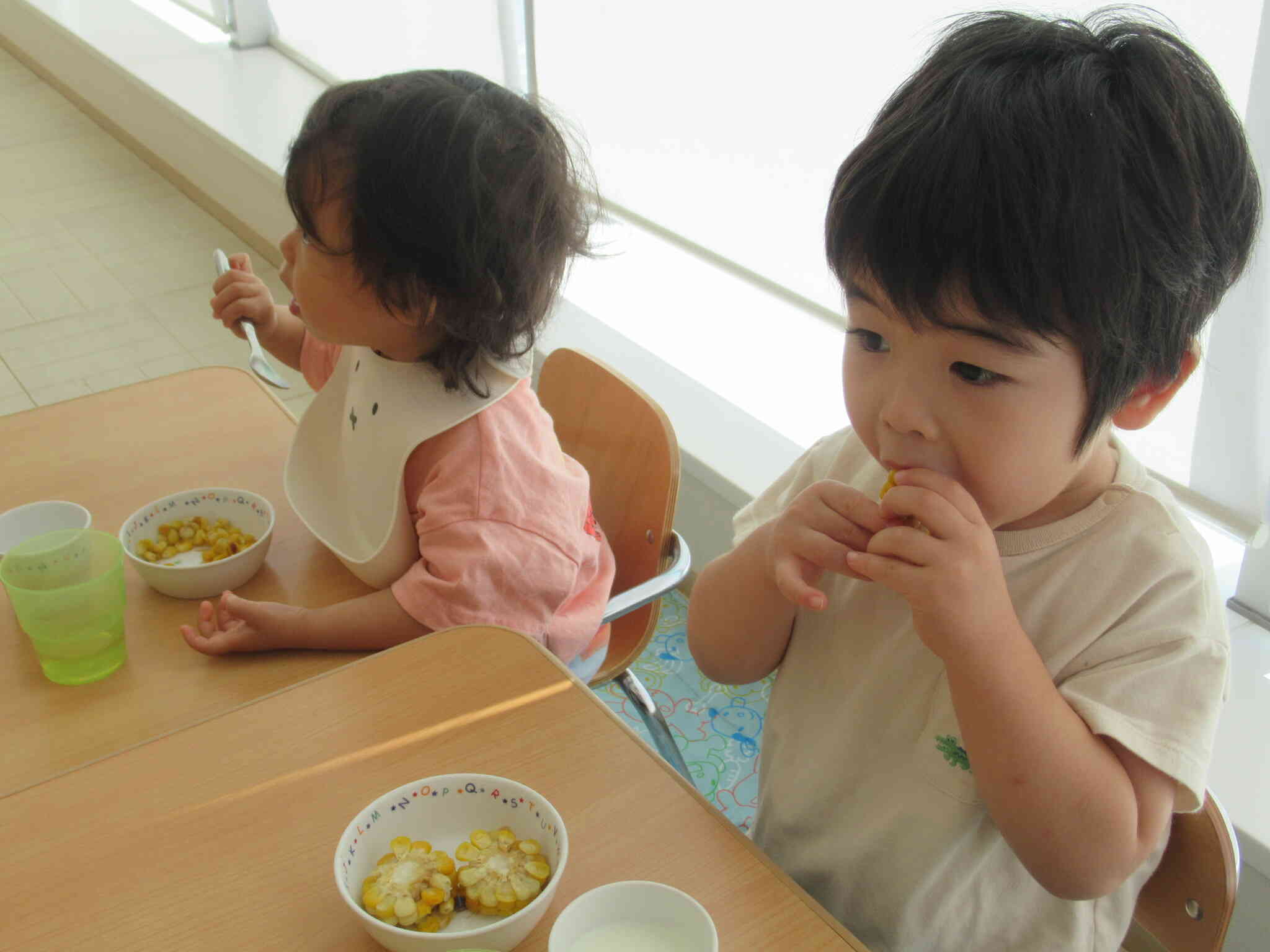おやつは焼きとうもろこし！