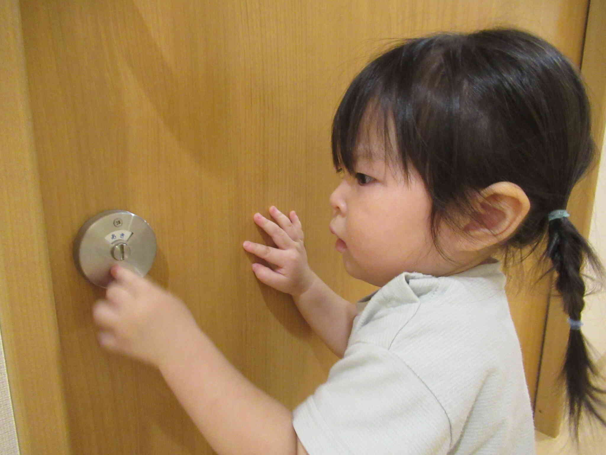 「こーわ？(これは？)」と気になって触ってみるお友達