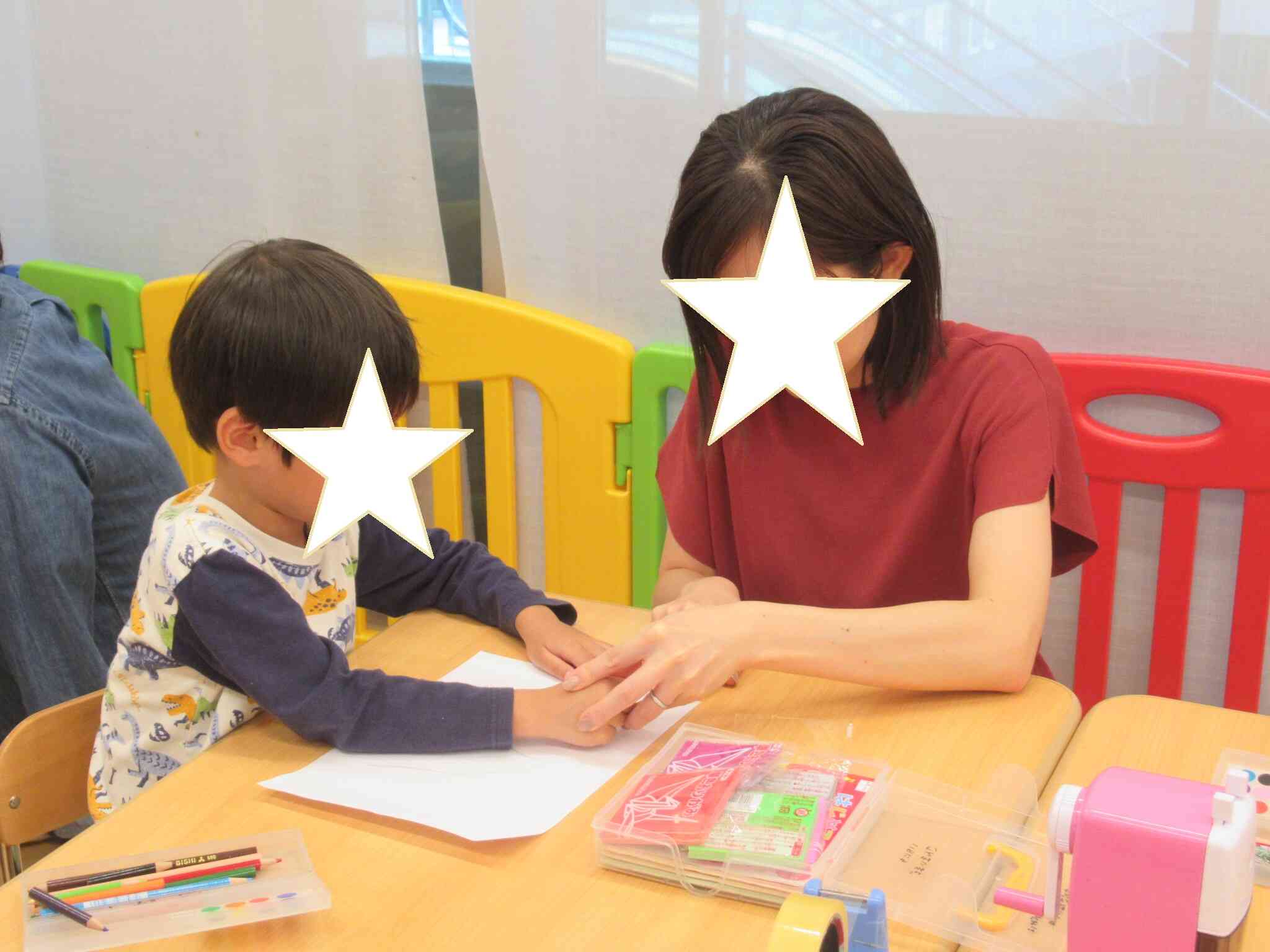 お友だちのお母さんも、今日は先生☆折り紙の折り方を教えてもらっています!