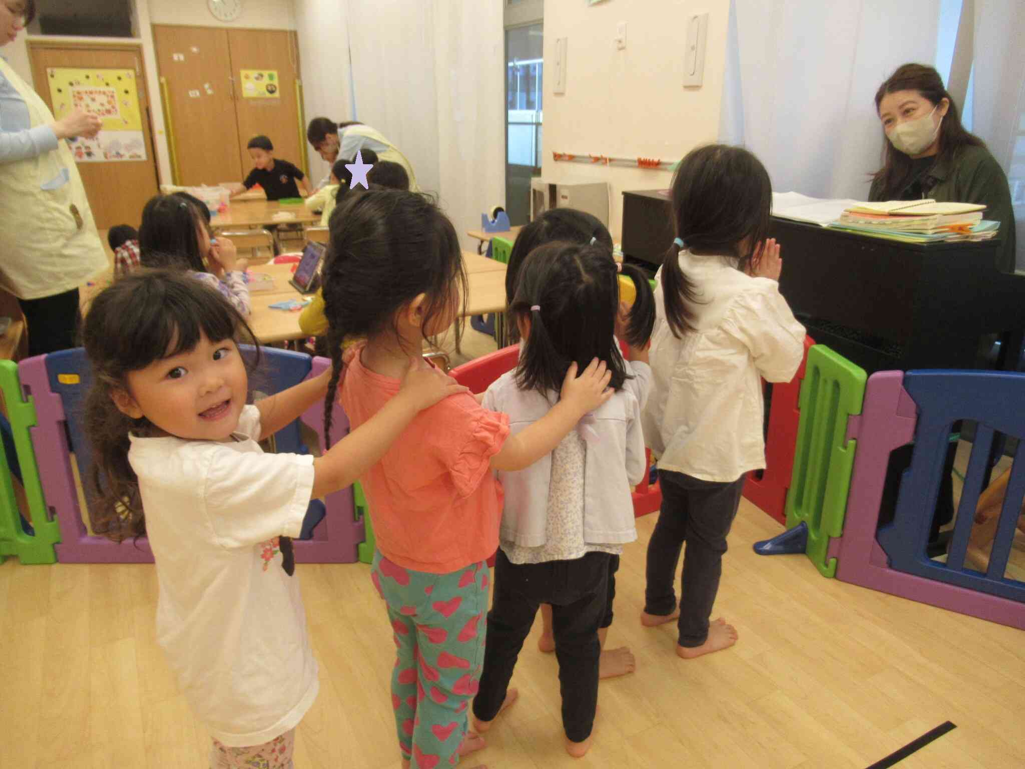 りす組(3歳児)☆リトミックの様子