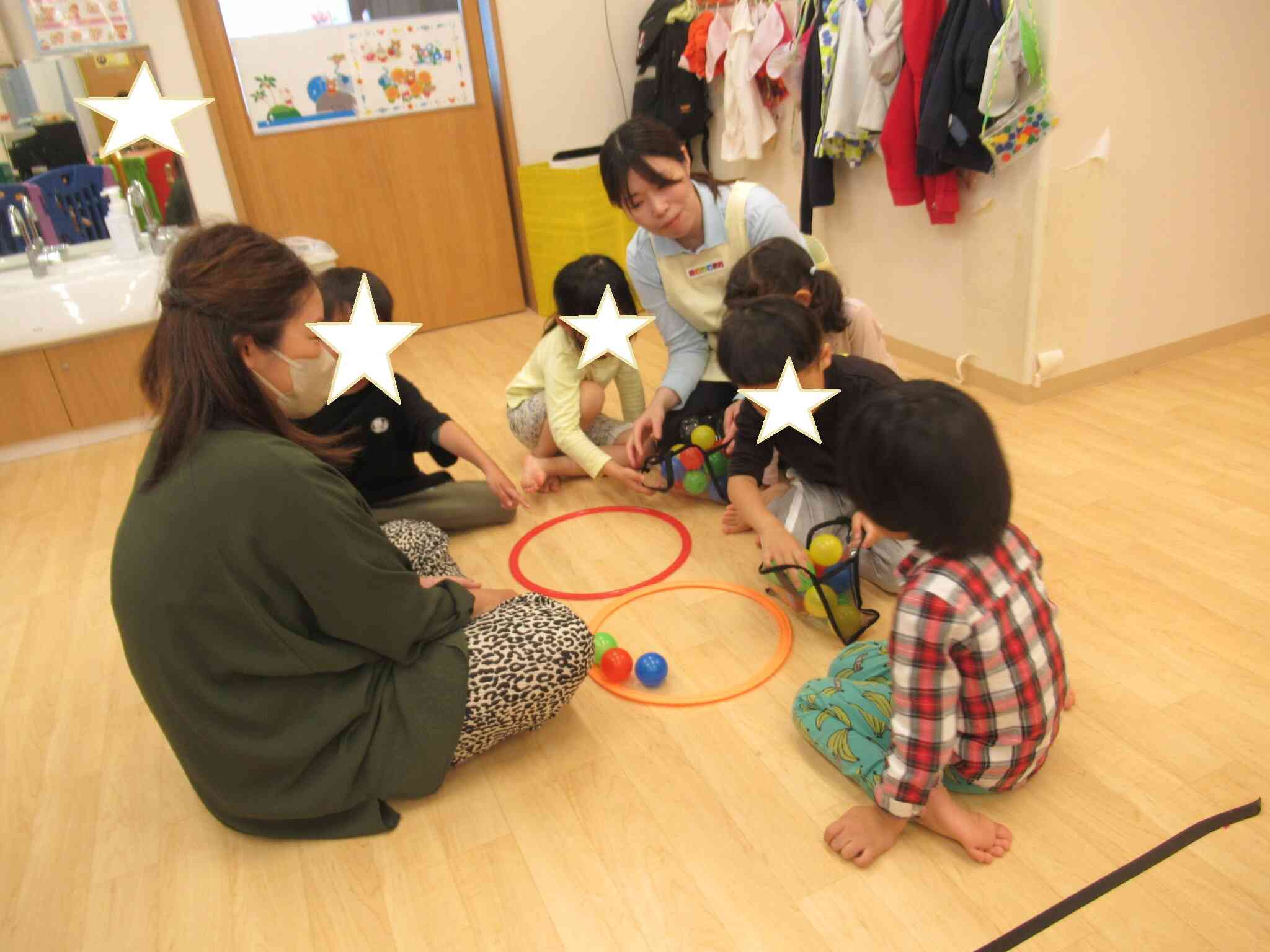 保育参観中です!いつも通りリラックスしてリトミックをしていますよ。