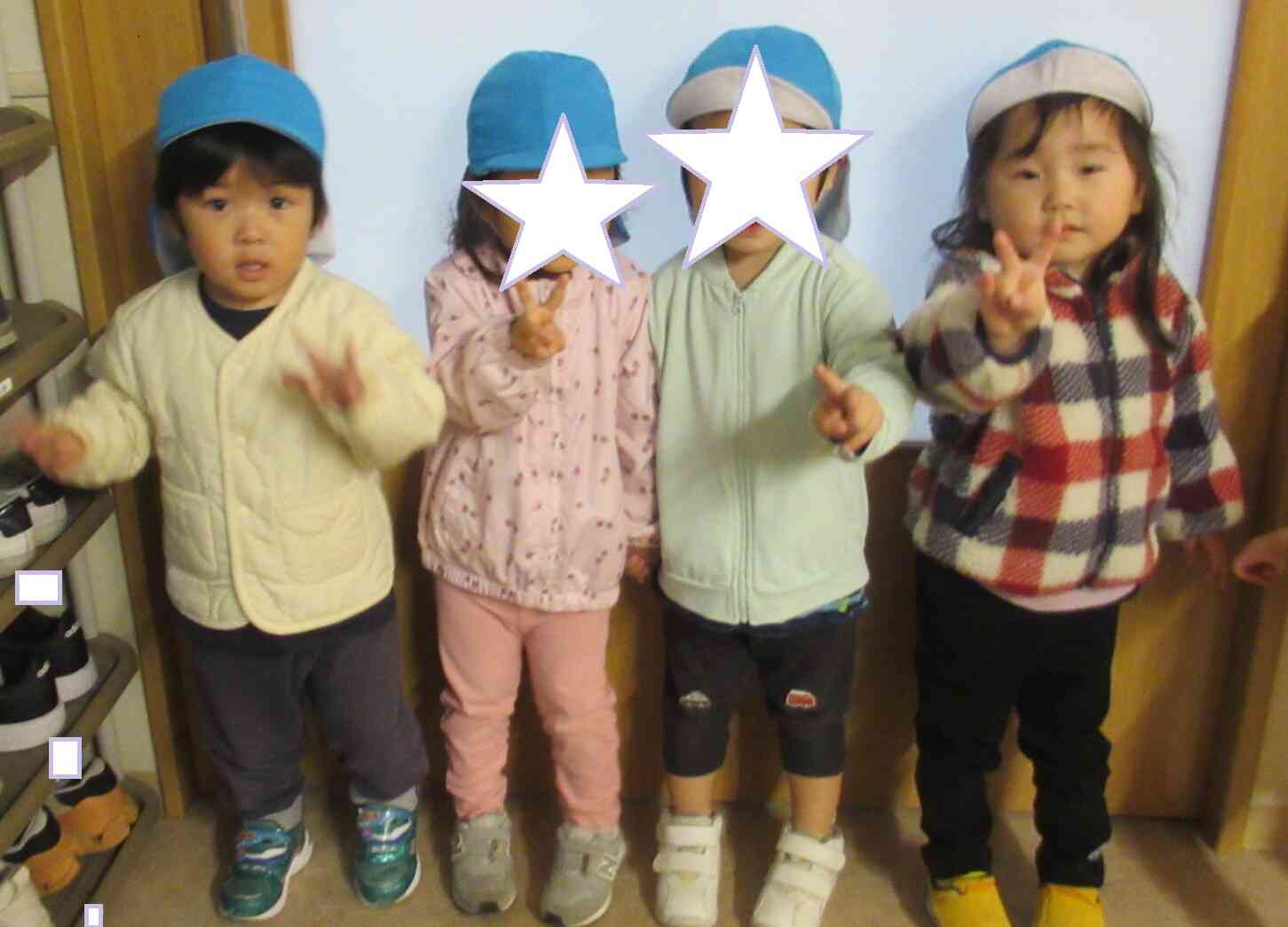 お散歩前にはいチーズ！お散歩が大好きな子どもたちです。