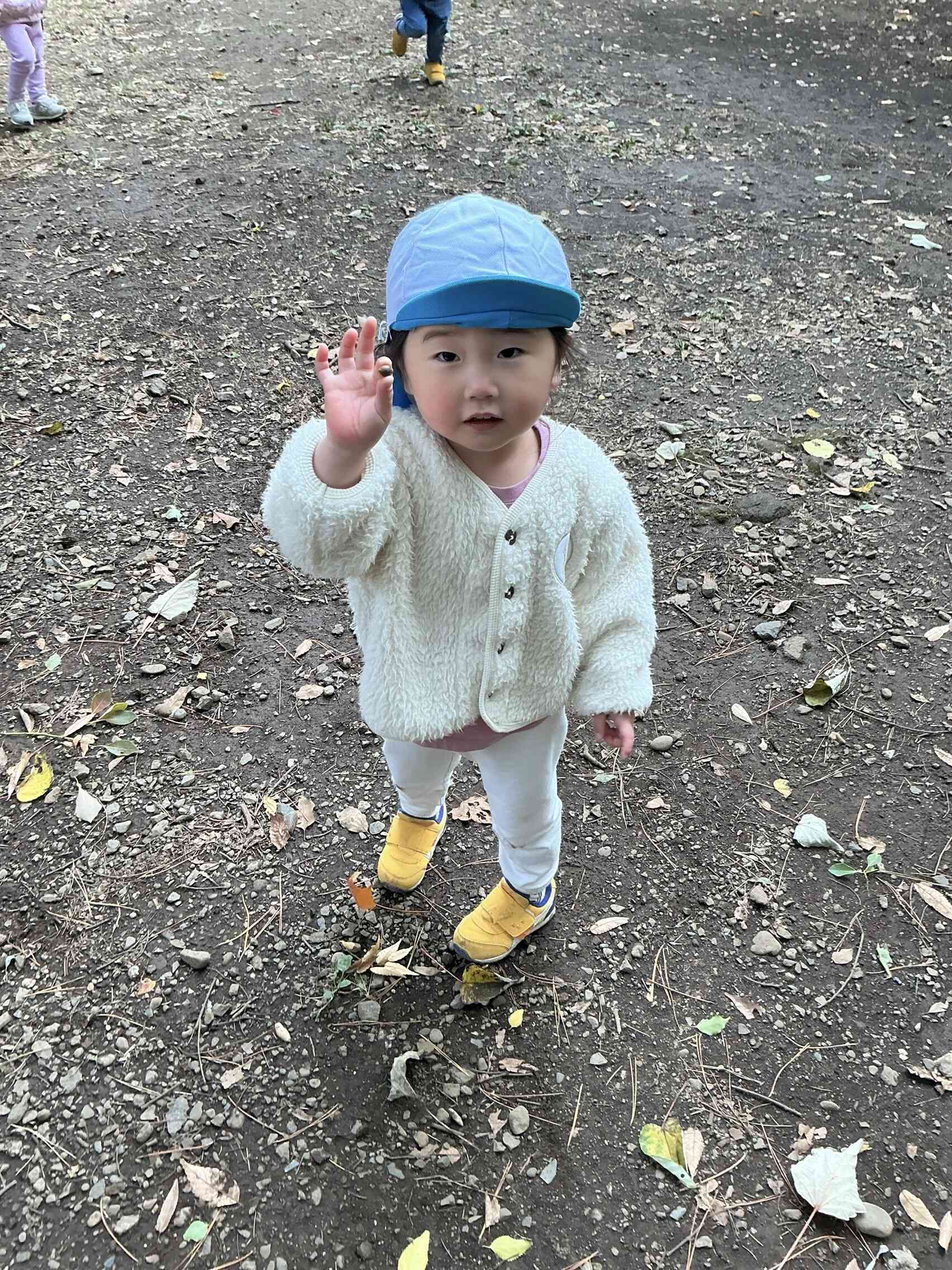 秋の自然を見つけにいこう!うさぎ組(2歳児)