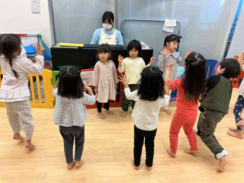 お歌も前で歌うよ!