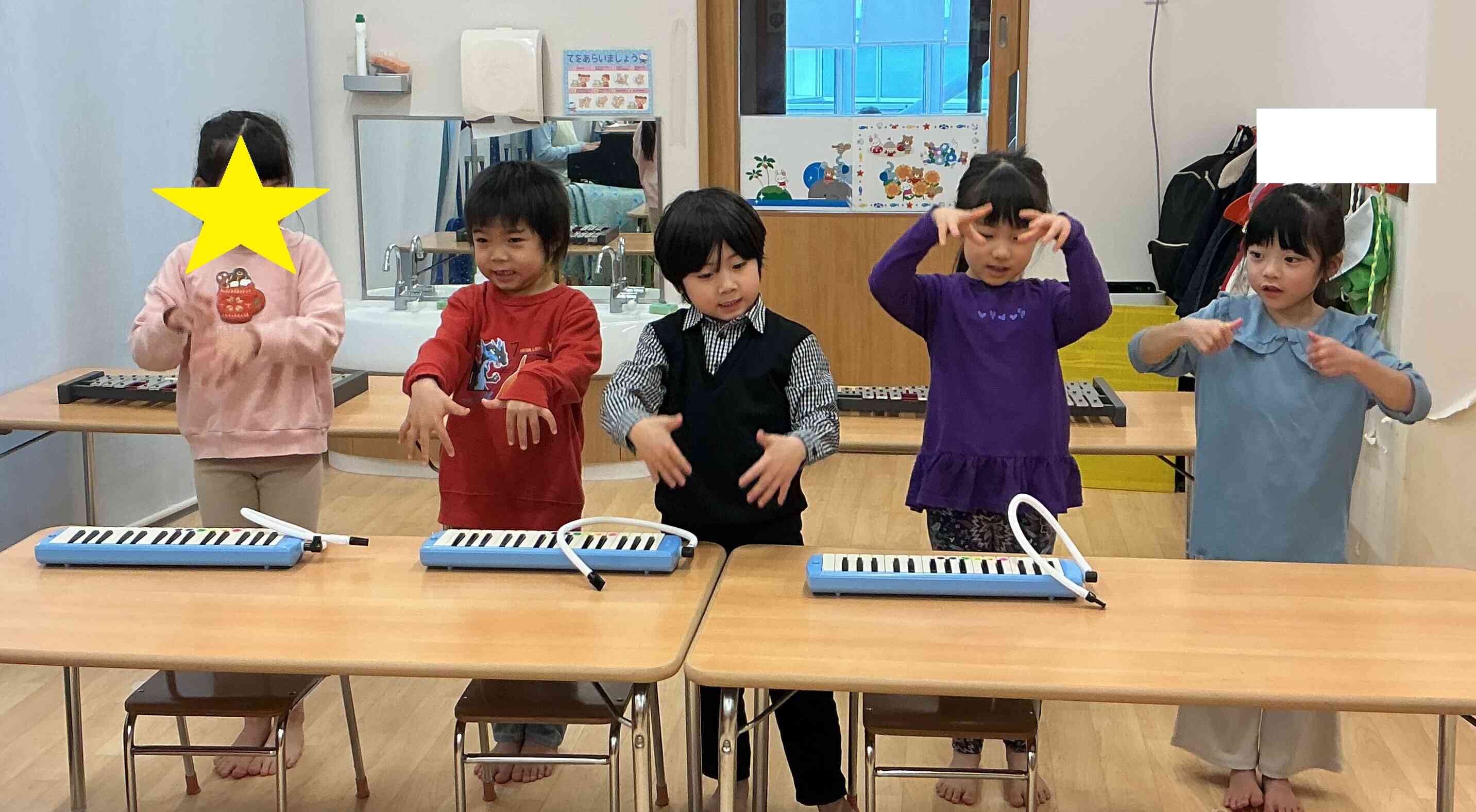 ピアノの伴奏に合わせて「にじ」の手話をしています☆