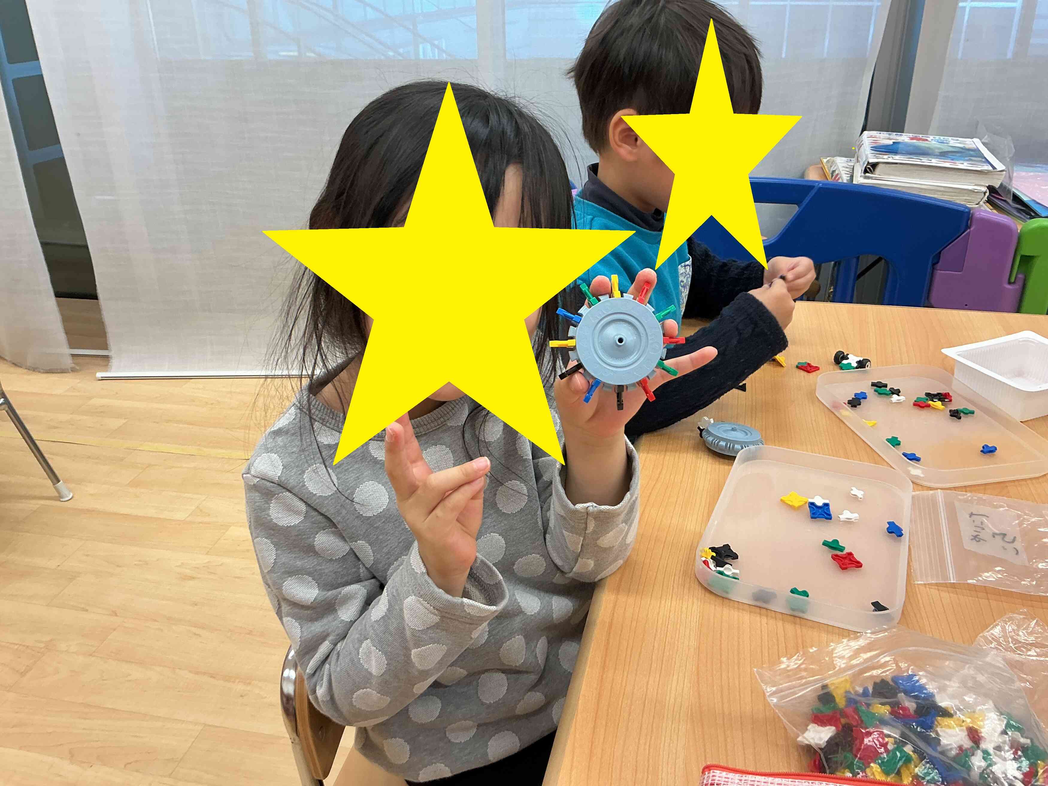 お友だちと一緒に同じ太陽を作っていました☆