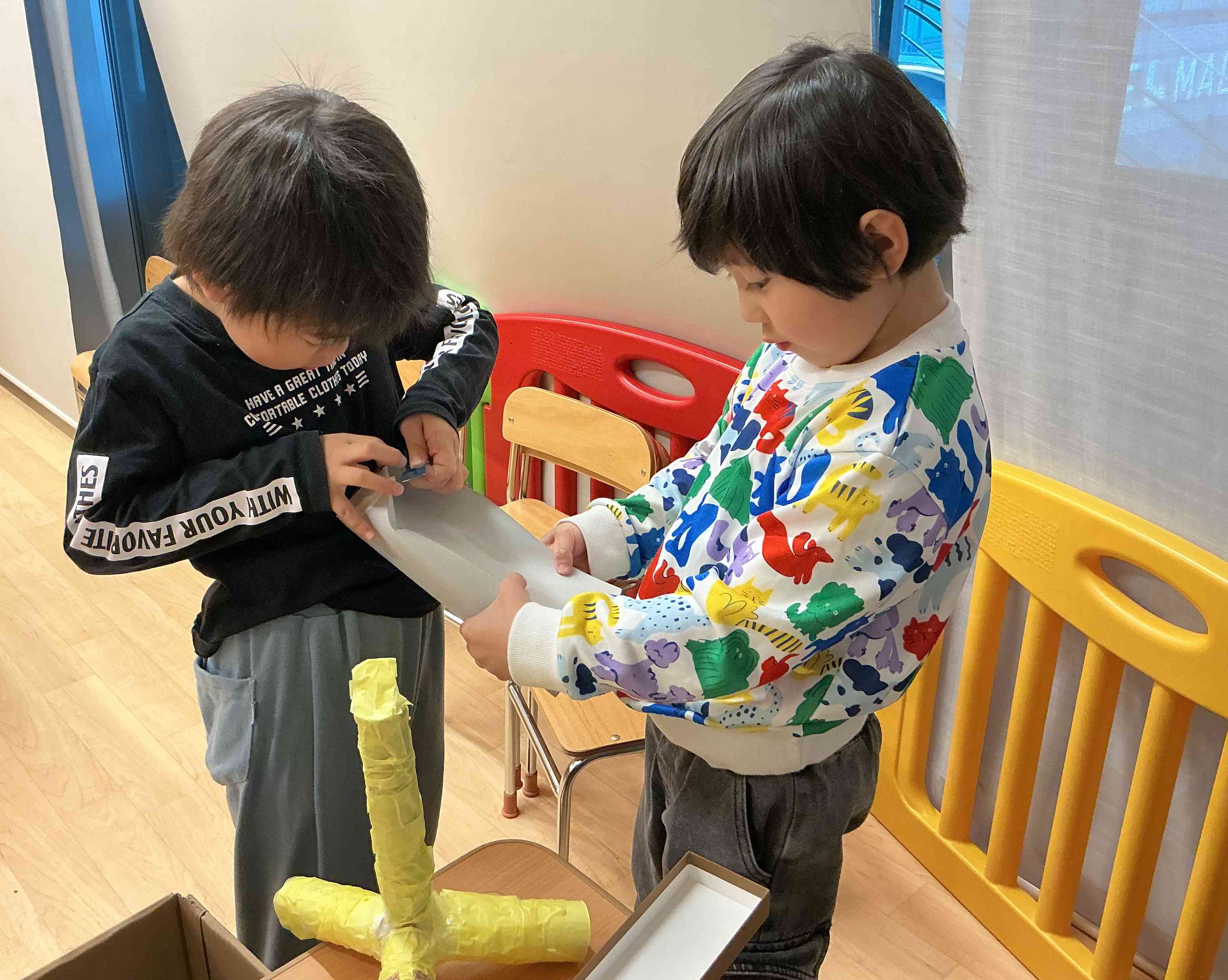 お友だちと一緒に作っています♪