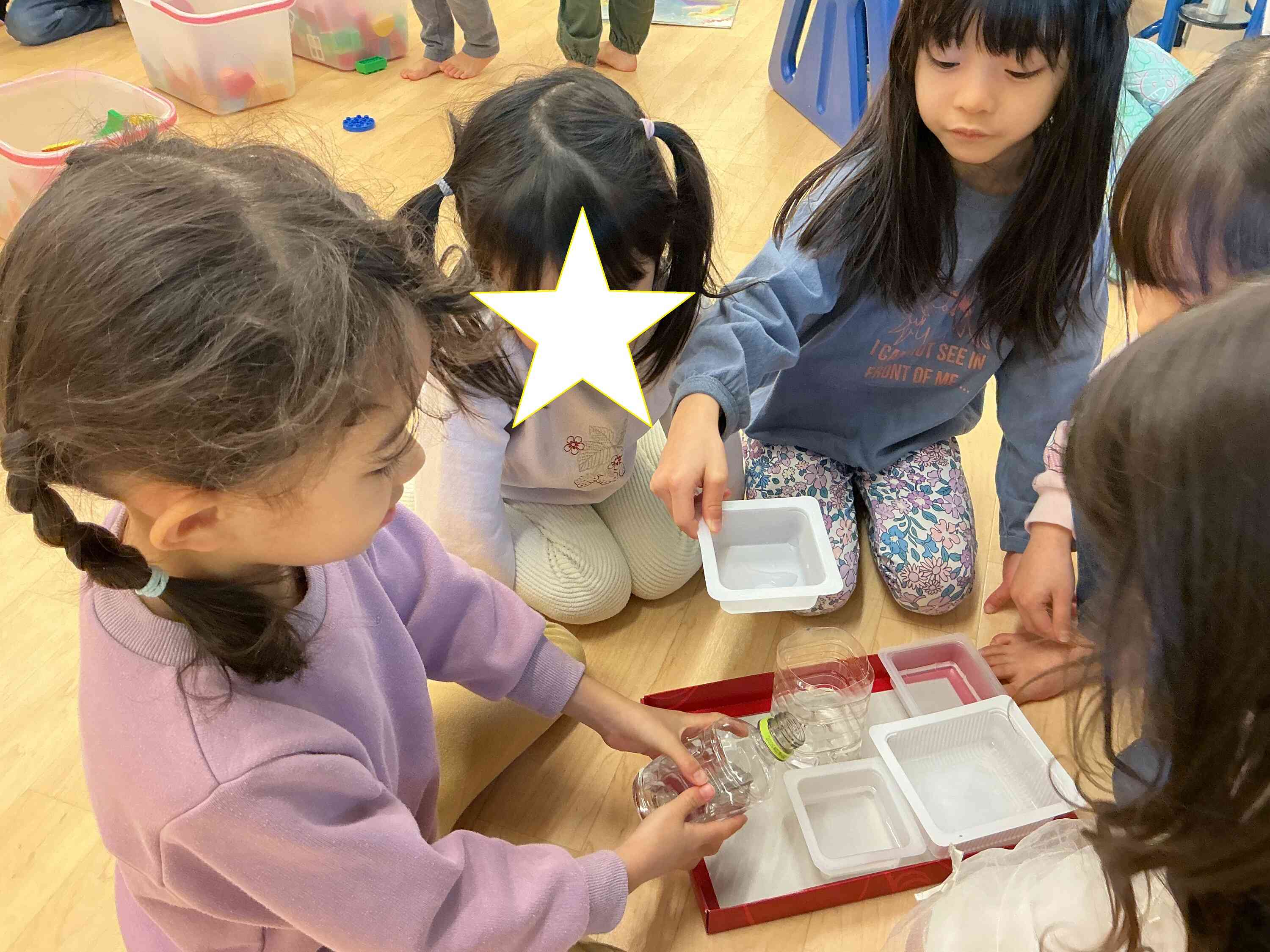 りす組(3歳児)ときりん組(5歳児)のお友だちも興味津々☺