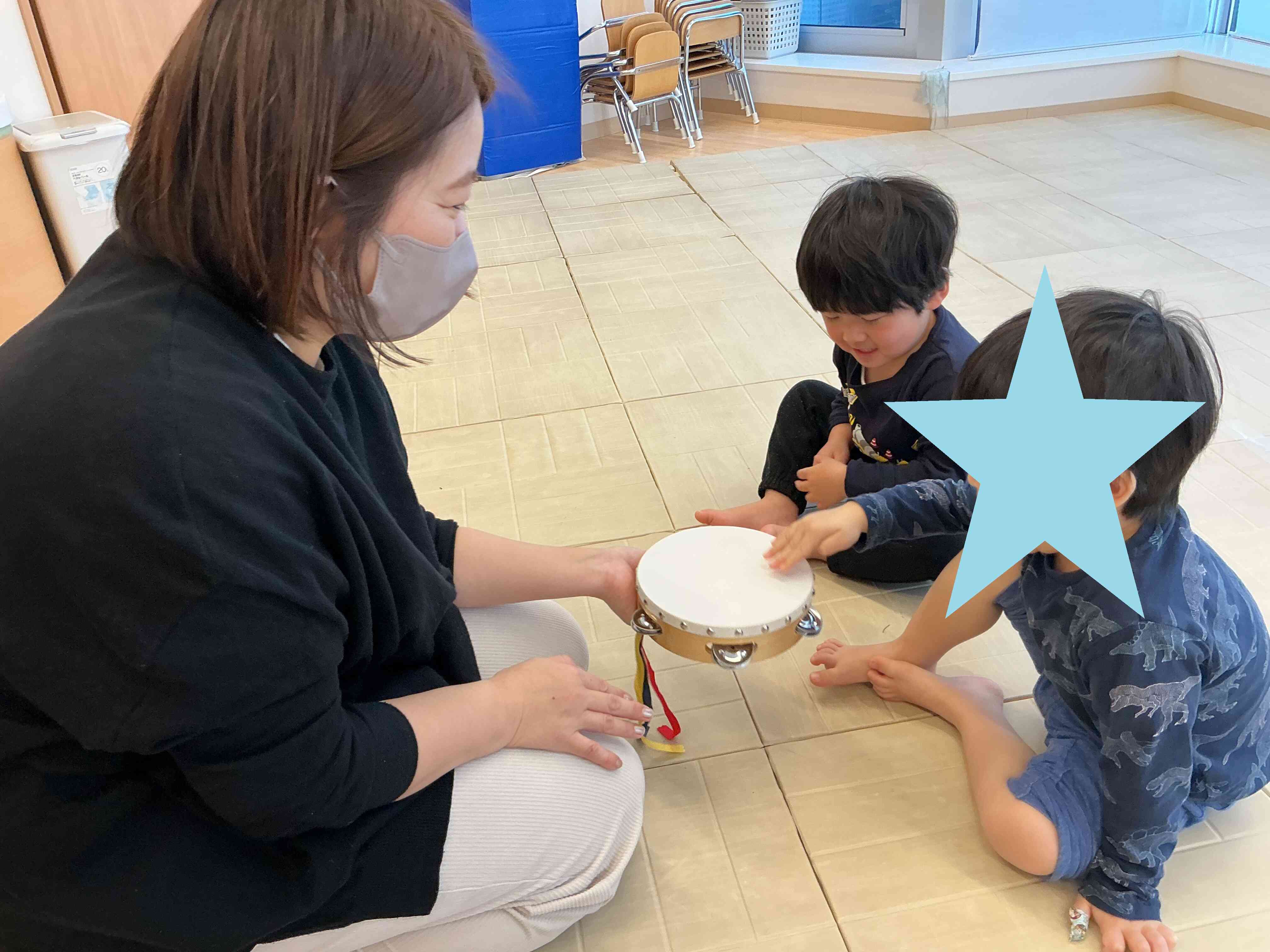 ごあいさつのタンバリン叩き♪