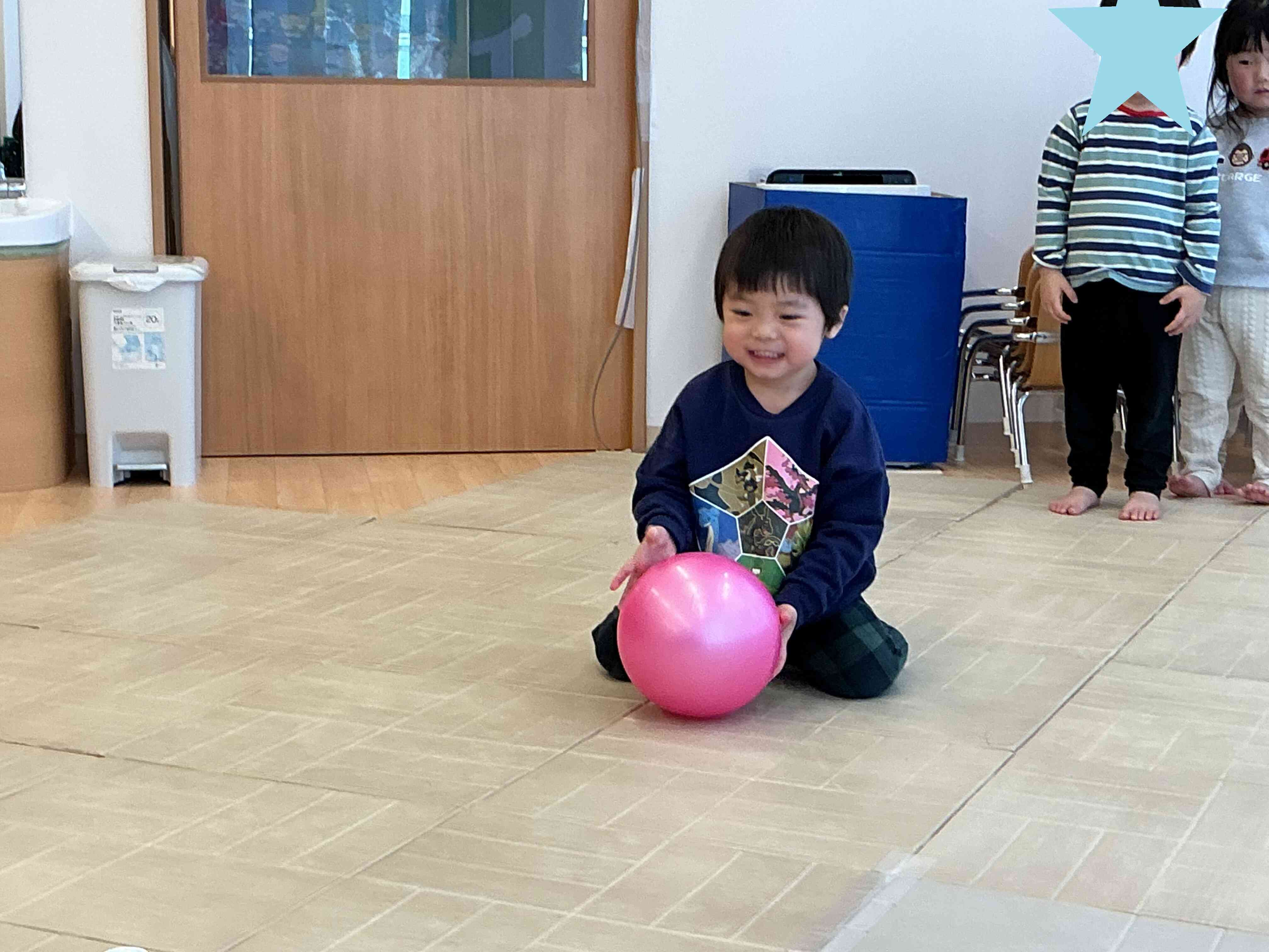 ボールを転がして…