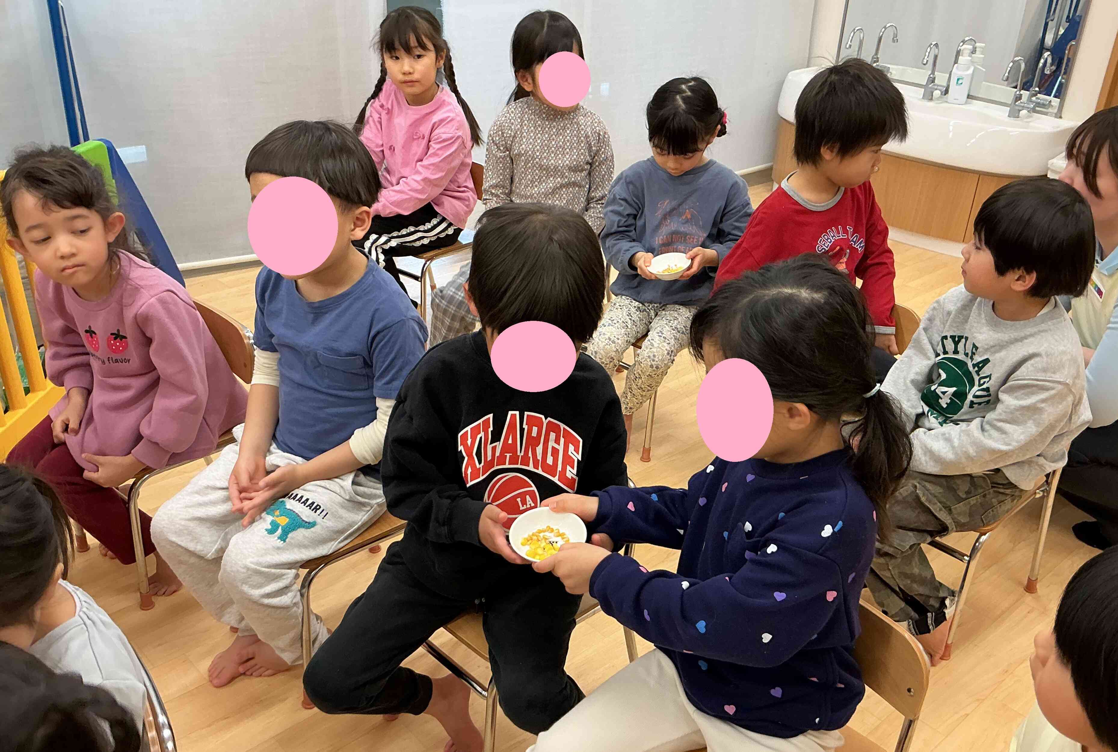 いつも食べるコーンよりも硬いね！