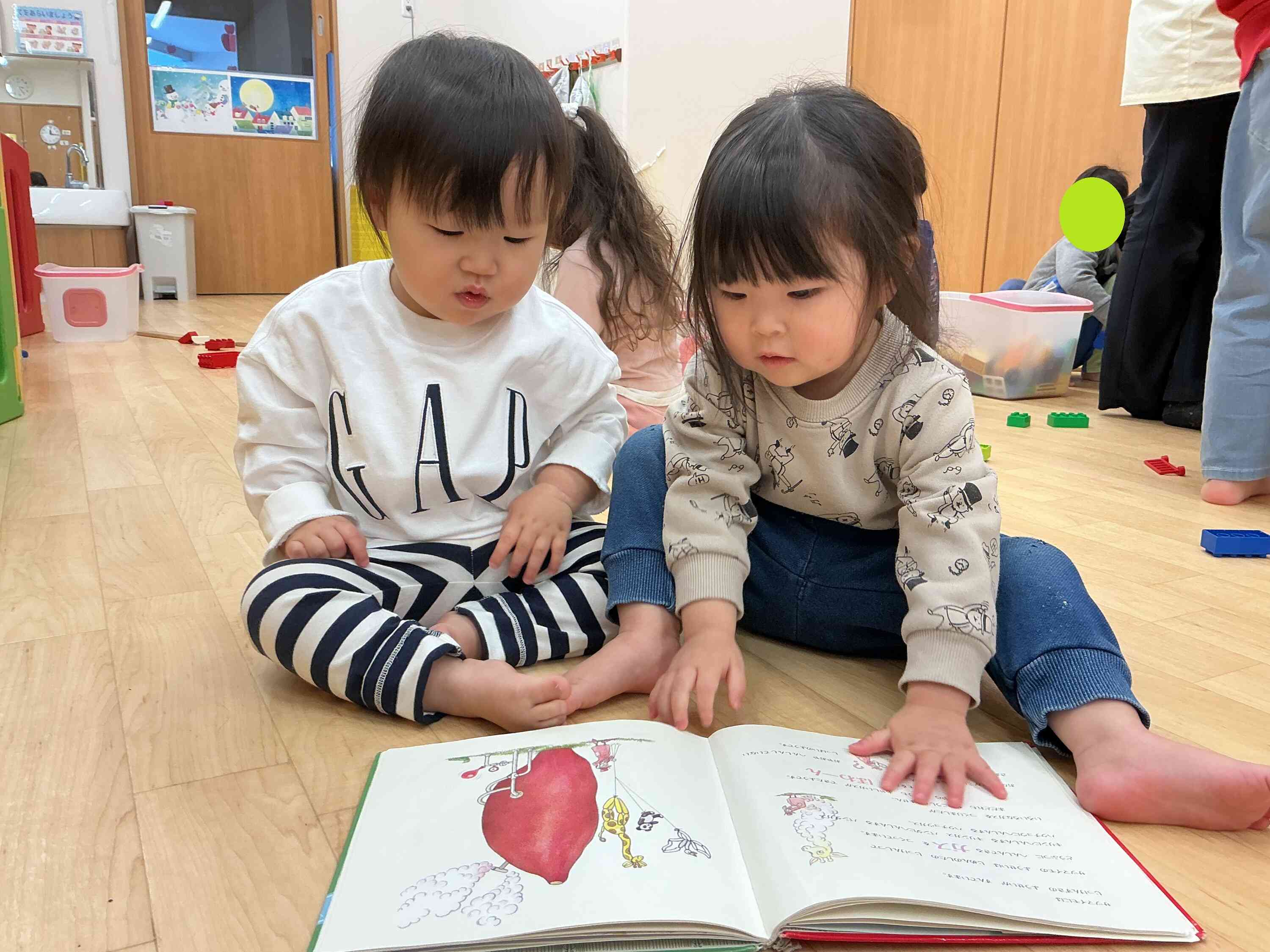 仲良く絵本タイム！喃語や簡単な言葉を組み合わせてふたりのオリジナルのストーリーが出来ていました☆