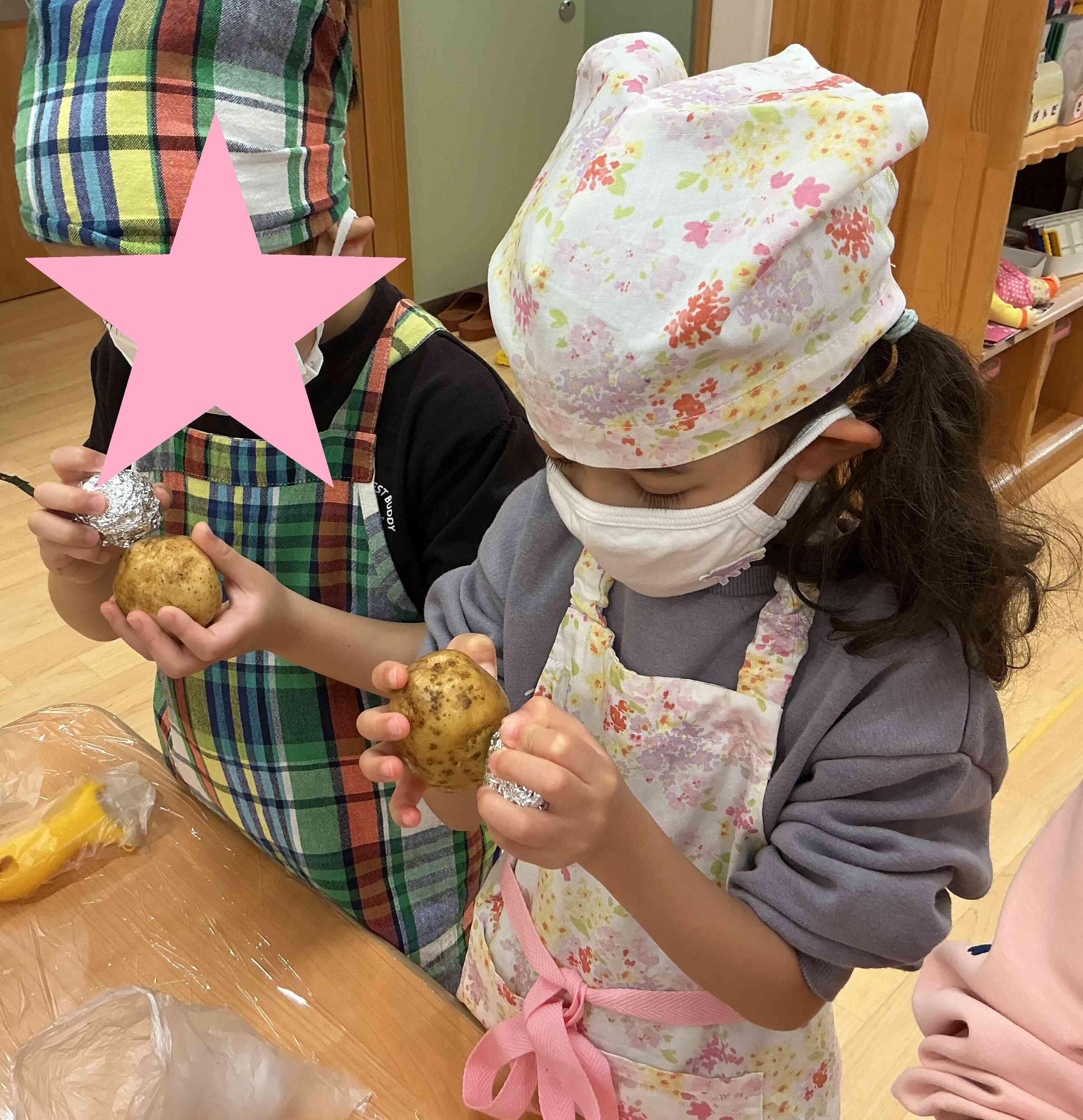 じゃがいもをゴシゴシ…一生懸命に皮を擦ってくれました！