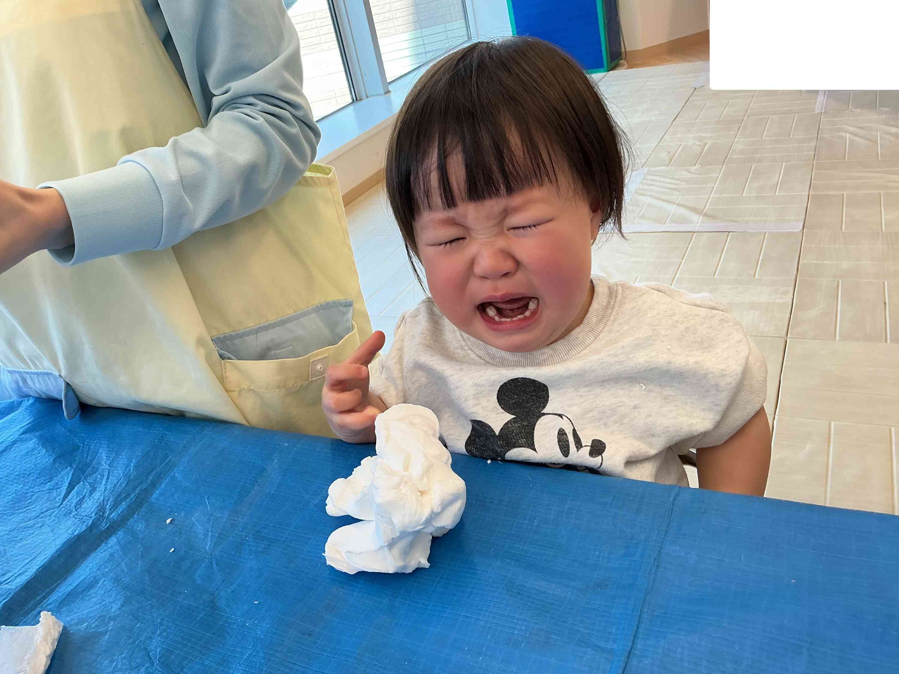 初めての紙粘土の感触に驚いて泣いてしまいました！少しずつ慣れていこうね１