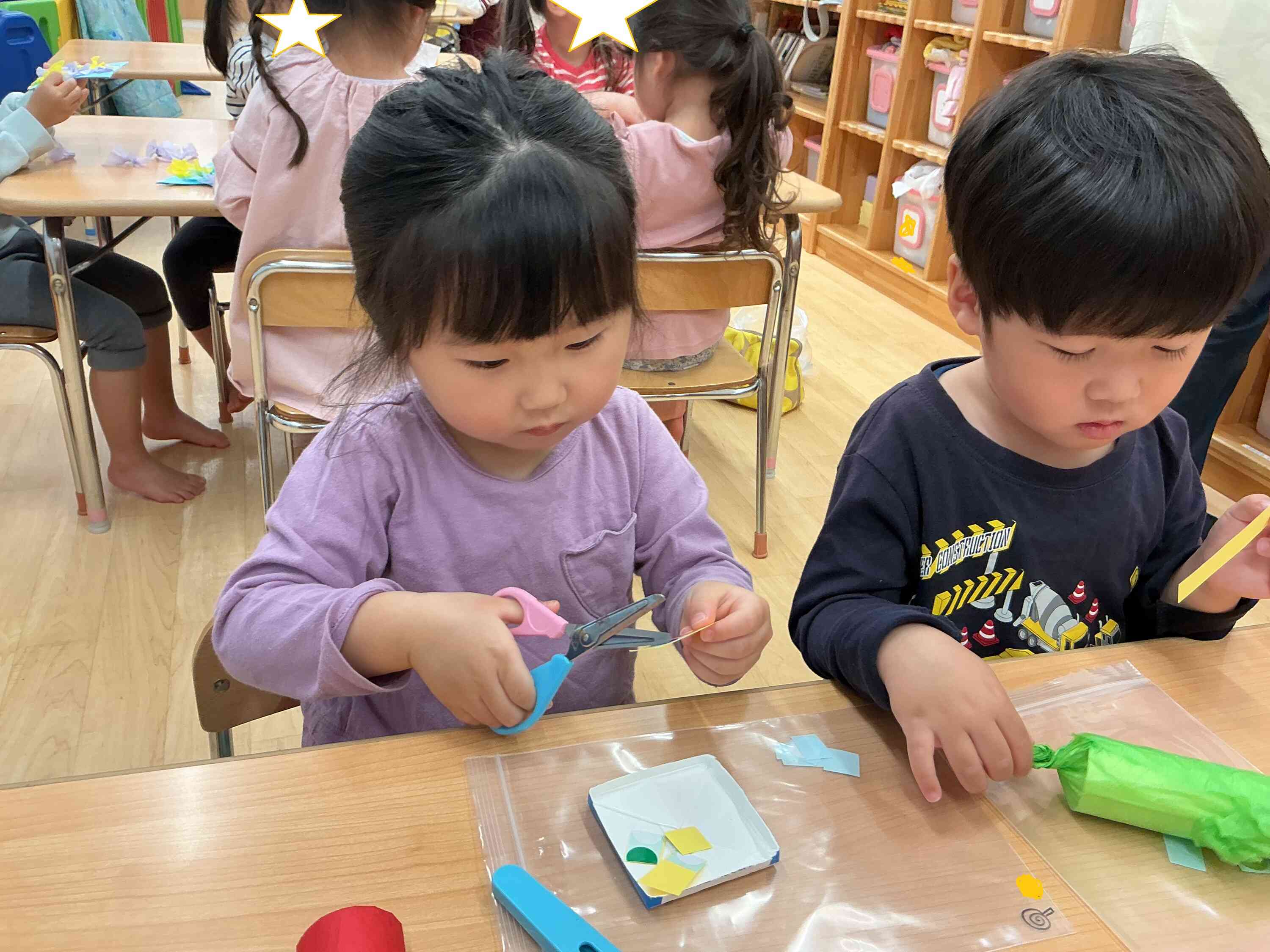 はさみを使ったよ!気を付けて切っていることが伝わる表情です!