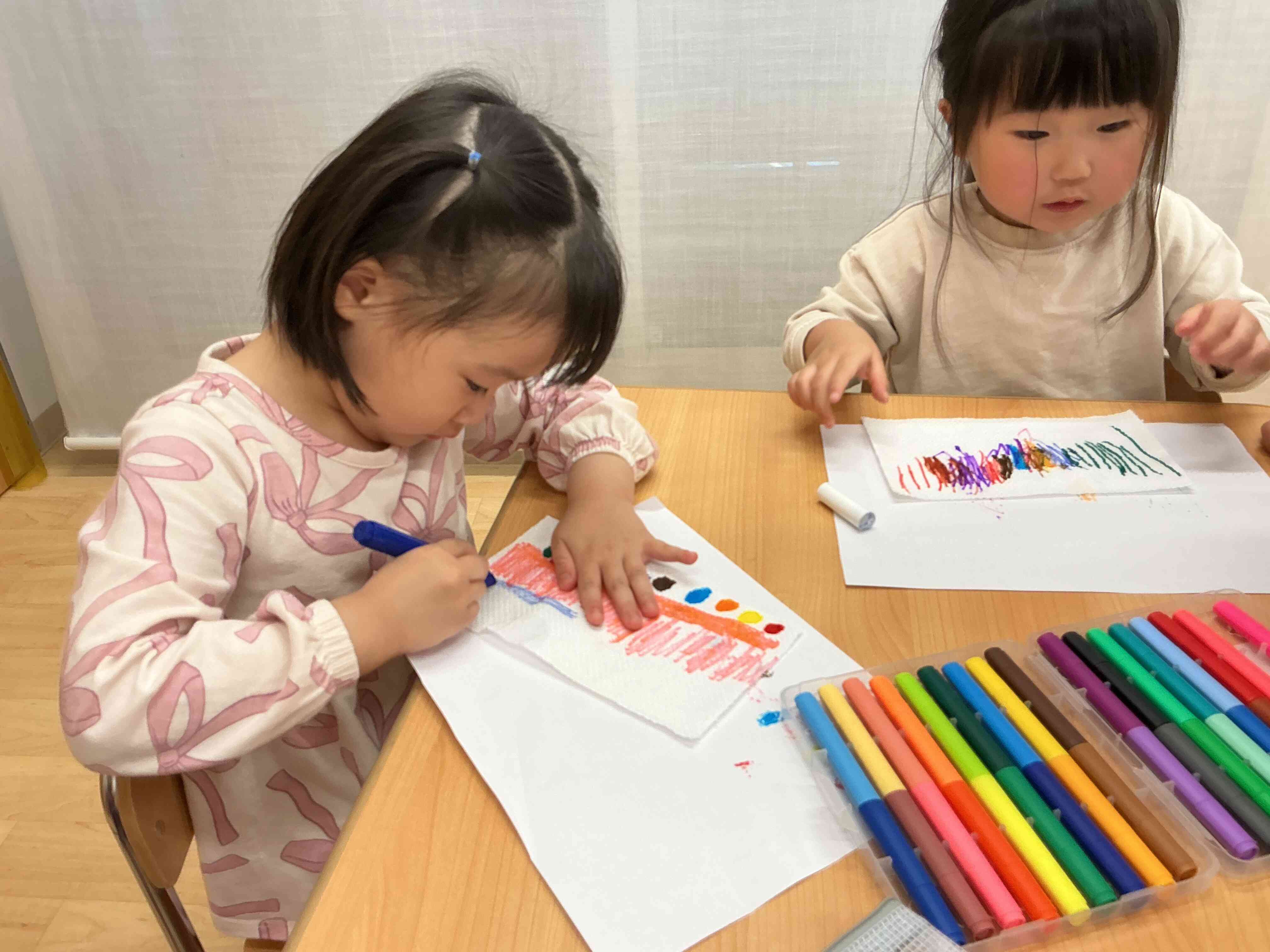 水性ペンを使い、にじみ絵の準備をしています!