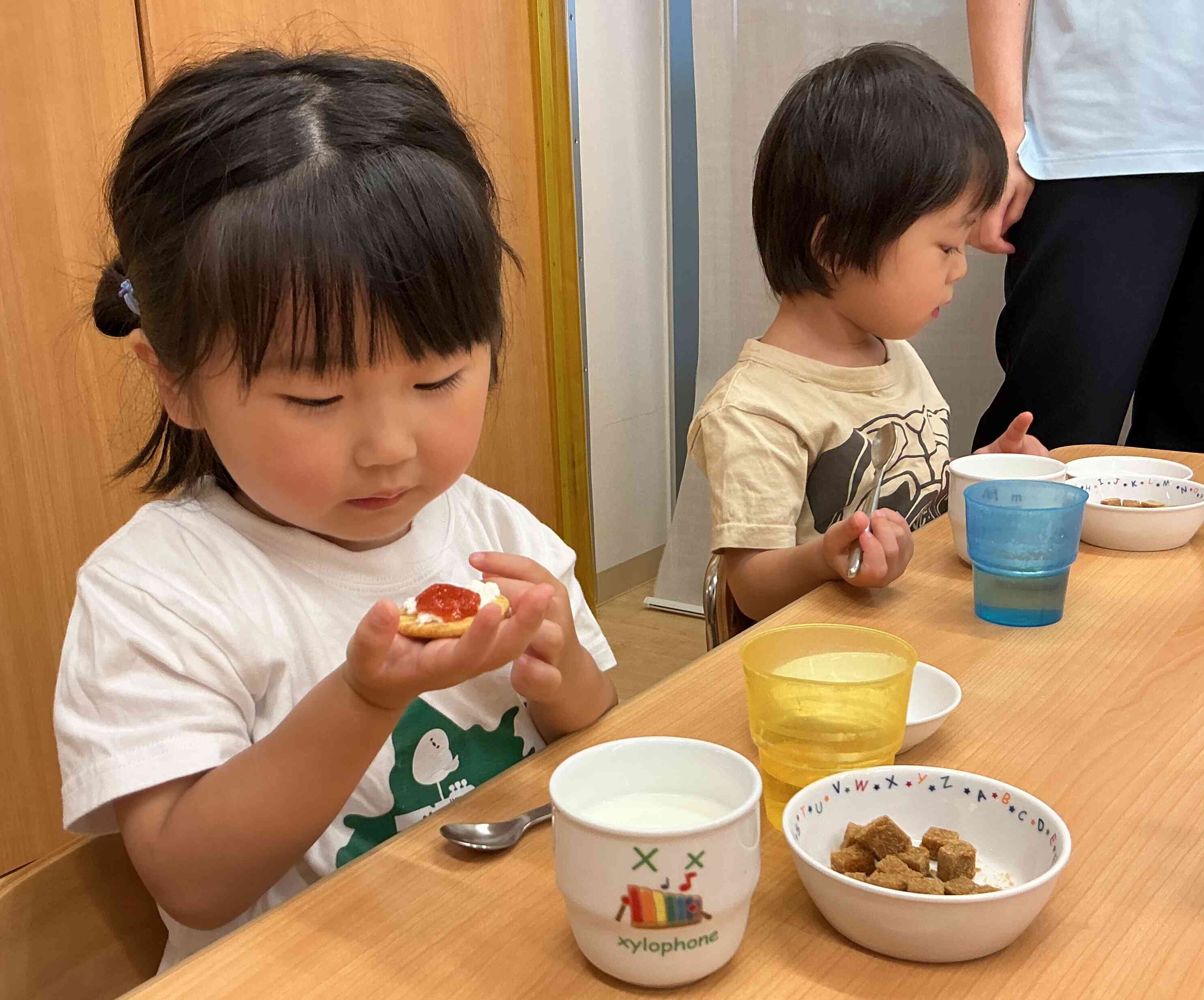 チーズはいちごジャムとクラッカーと一緒にパクリ!