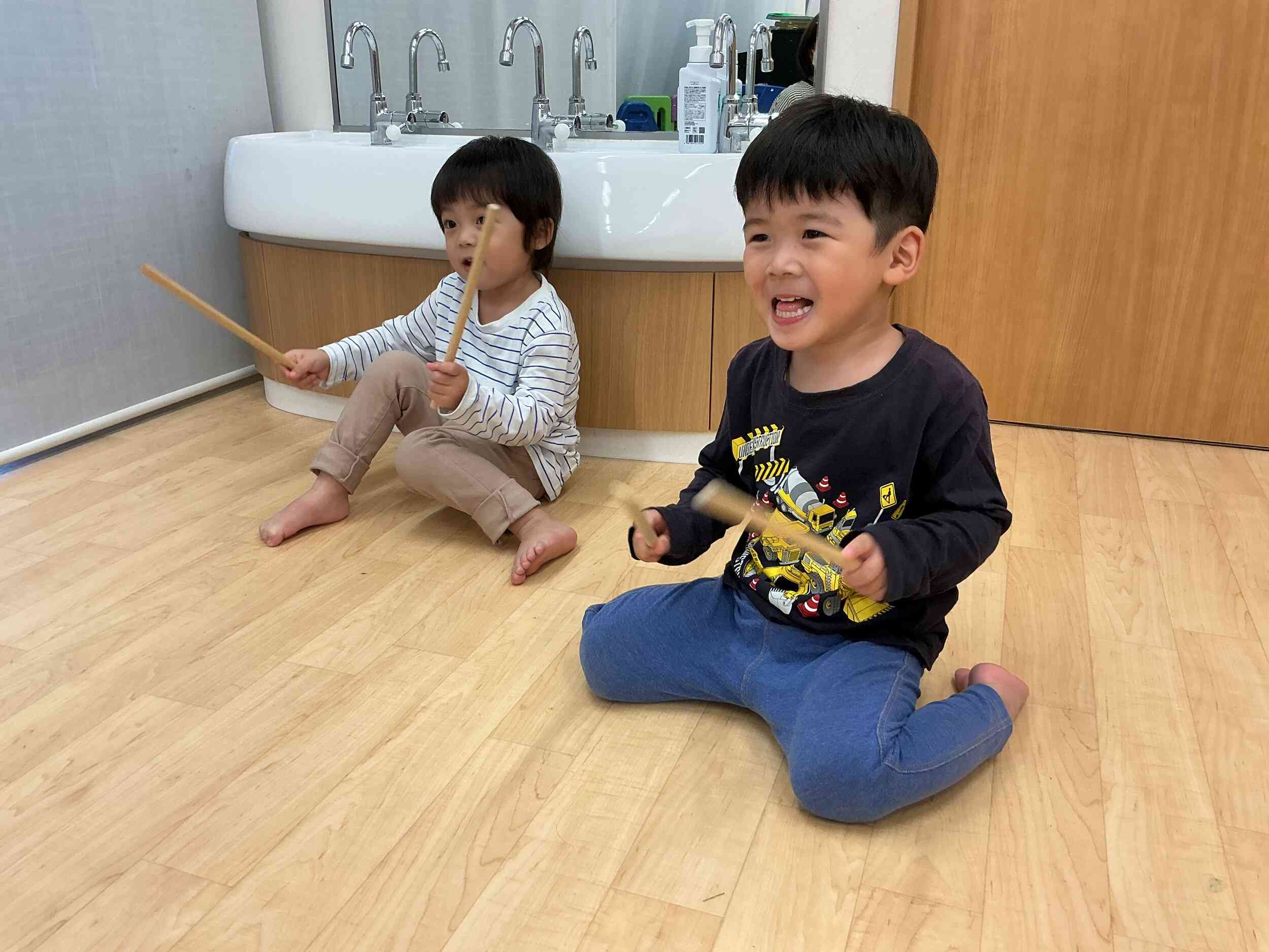 バチを持って音を出したよ☆