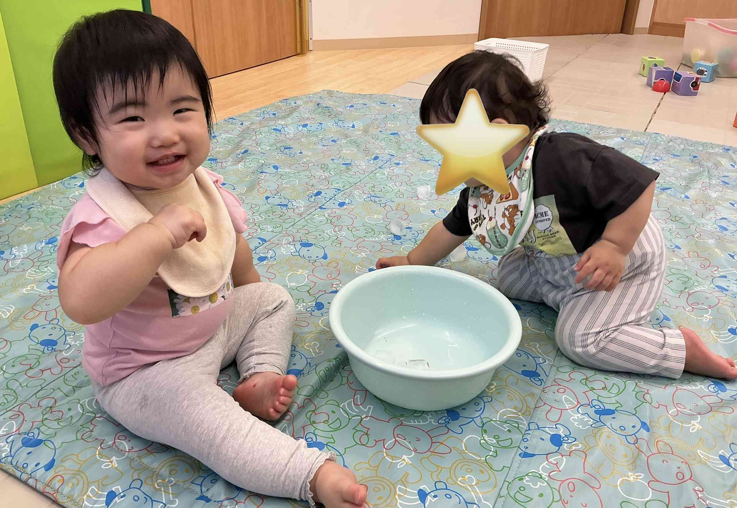 ひよこ組(0歳児)☆感触遊び